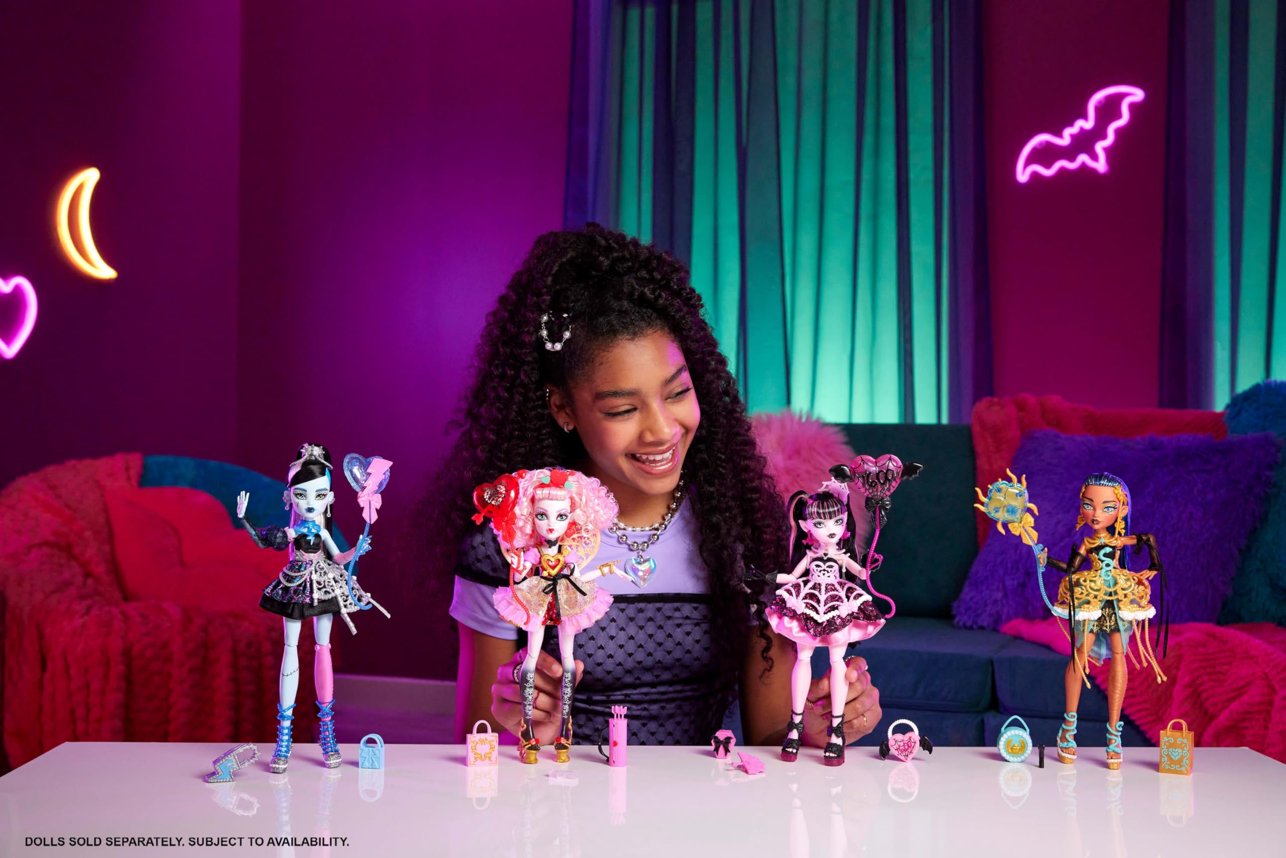 Monster High Cupid Asteria arrow-heart detail adds magical flair for pretend parties.