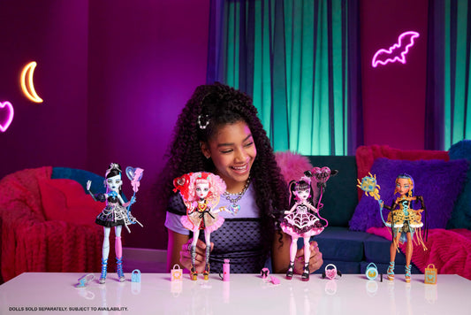 Monster High Cupid Asteria arrow-heart detail adds magical flair for pretend parties.