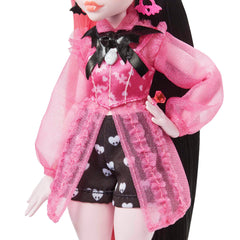 Monster High Draculaura cape and accessories add dramatic flair to playtime.