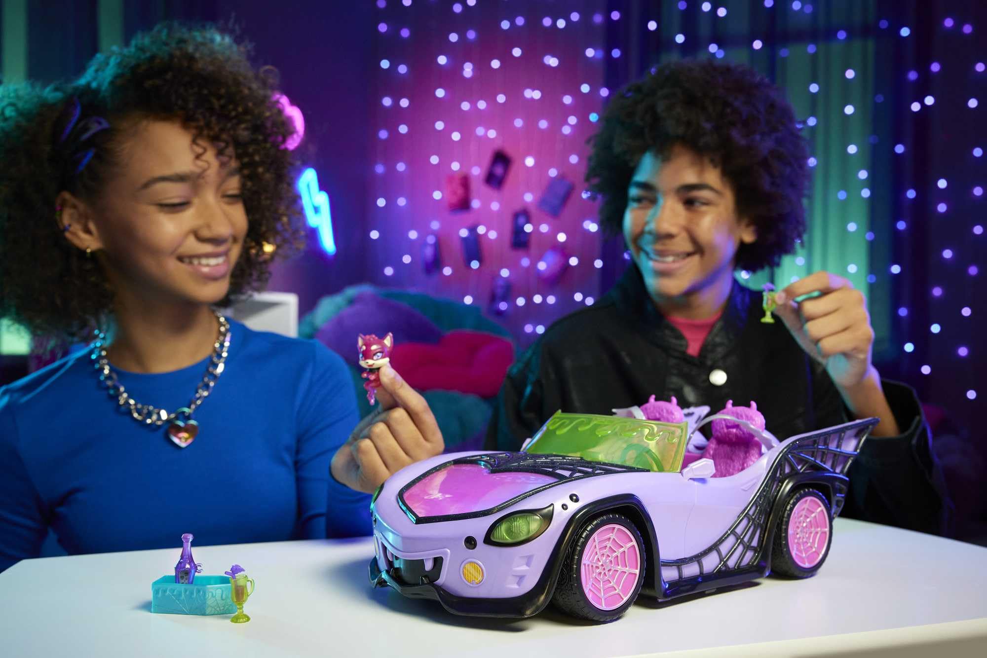 Monster High Ghoul Mobile interior showing batwing seatbelts for dramatic adventures.