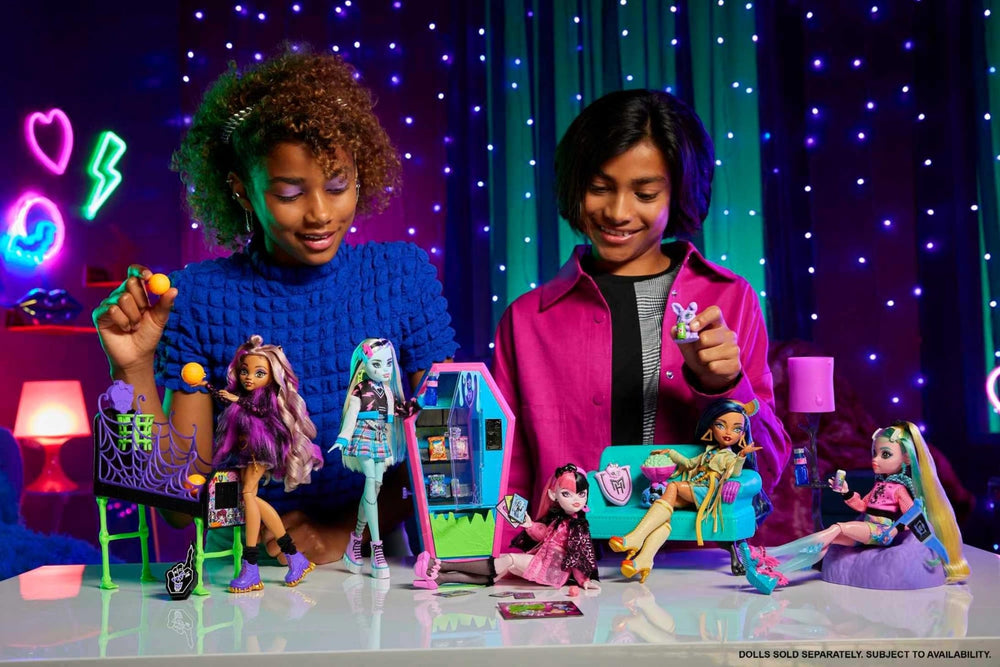 Monster High vending machine opens to spooky snacks, inviting snack-time role play.
