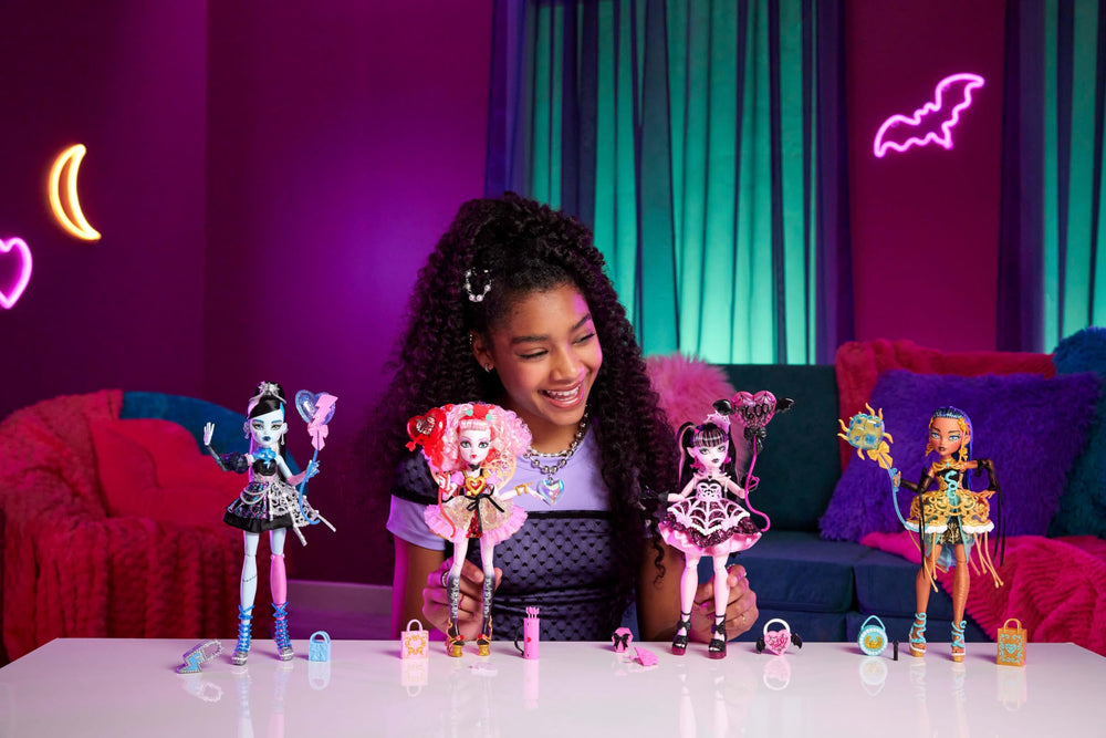Monster High Scary Sweet accessories with invite and balloon, perfect for a themed party setup.