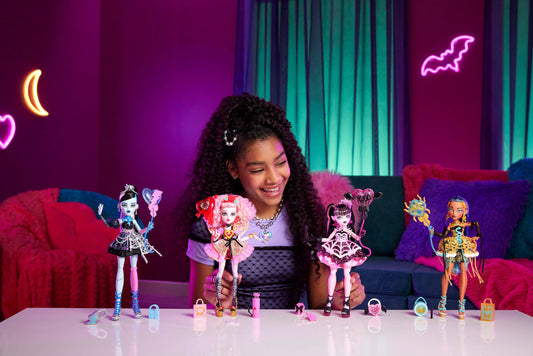 Monster High Scary Sweet accessories with invite and balloon, perfect for a themed party setup.