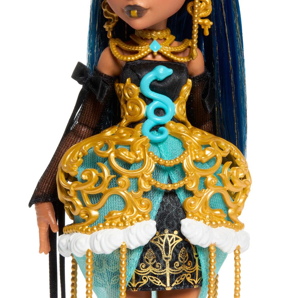Cleo De Nile lipstick and cake purse accessories for stylish looks