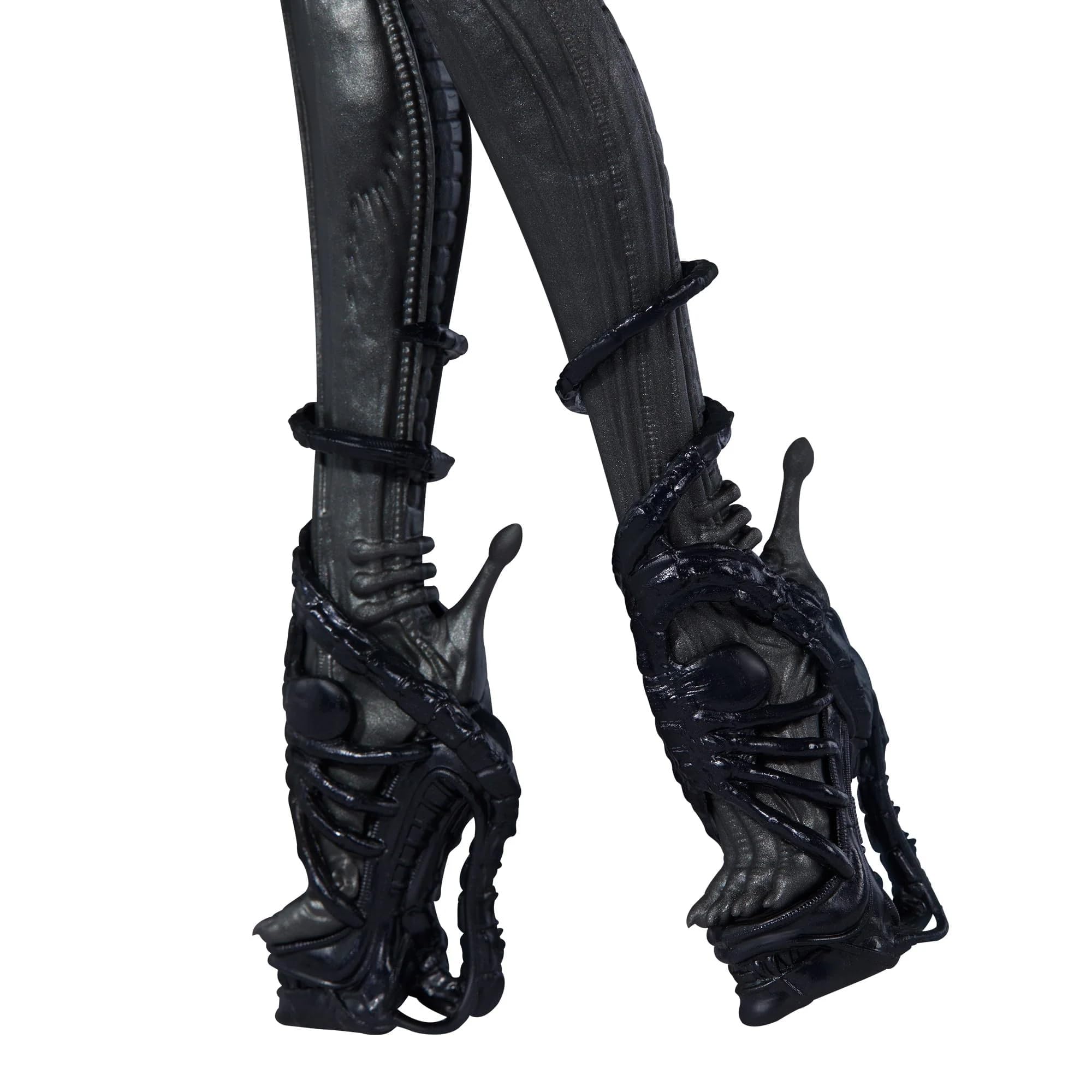 Monster High Skullector Alien Doll featuring bendable tail for posing