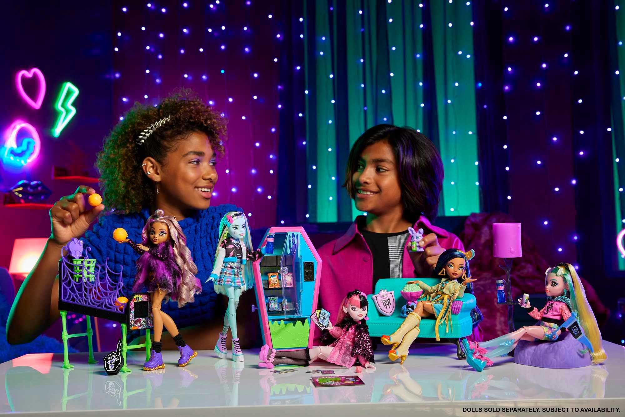 Monster High casketball arcade game for interactive pretend fun