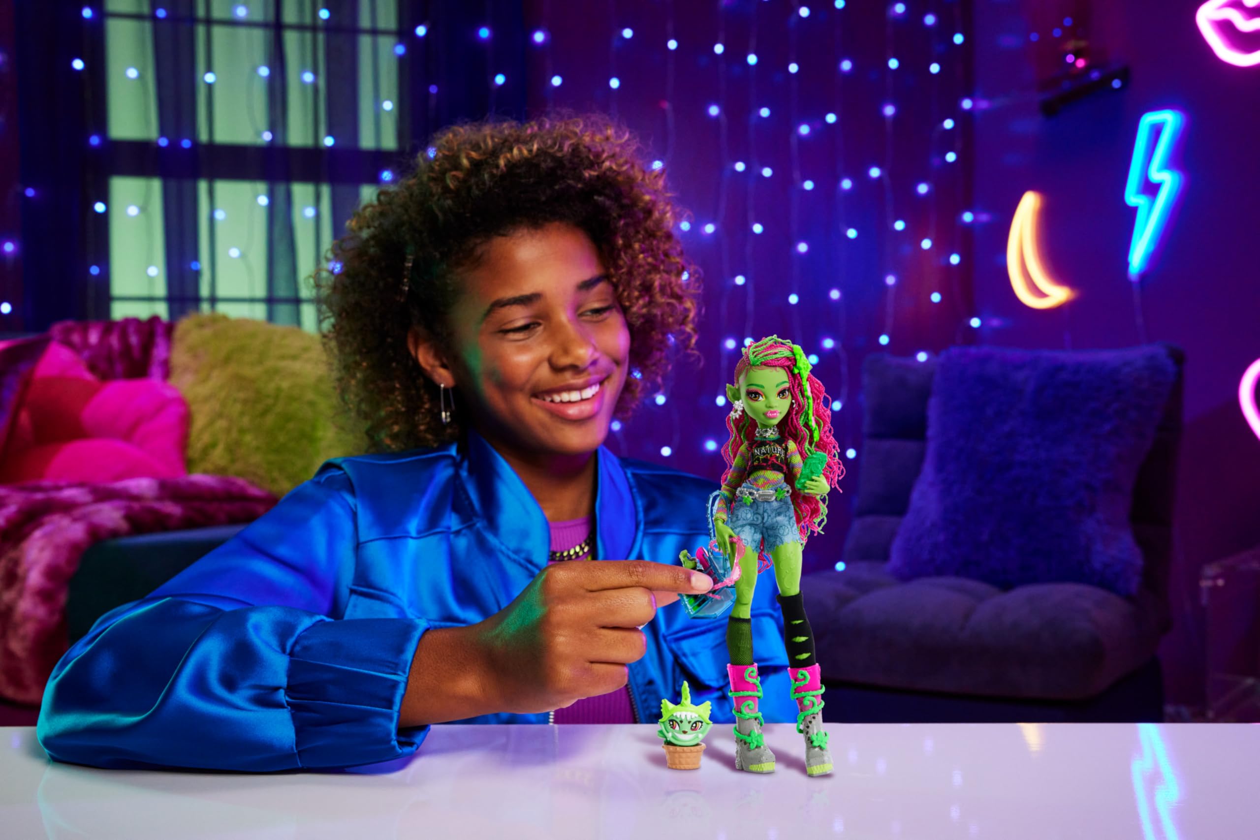 Monster High Venus McFlytrap with Chewlian plant-cat for storytelling adventures.