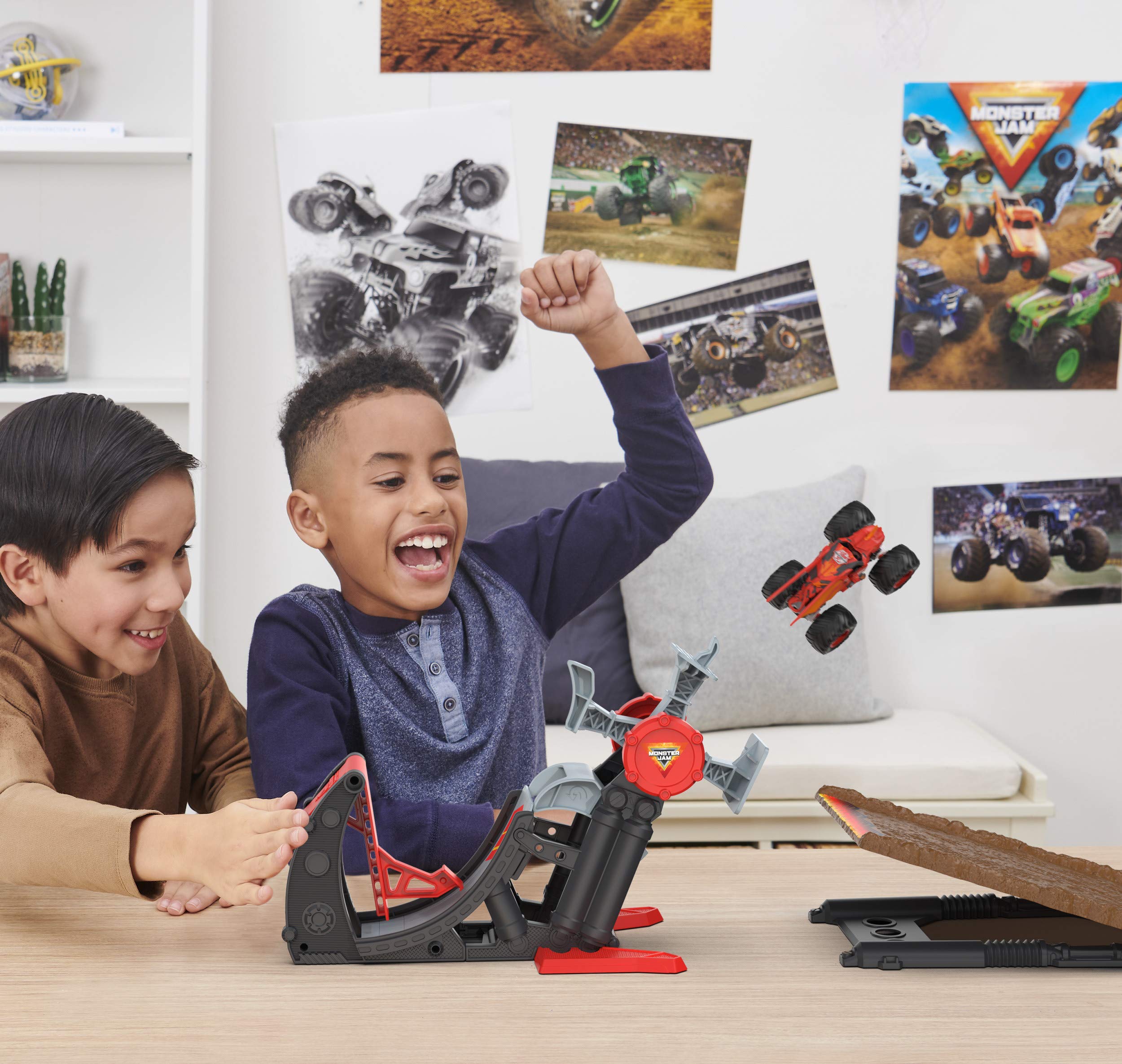 Monster Jam Bakugan Dragonoid Stunt Dial Set landing ramp enables precise stunt landings.