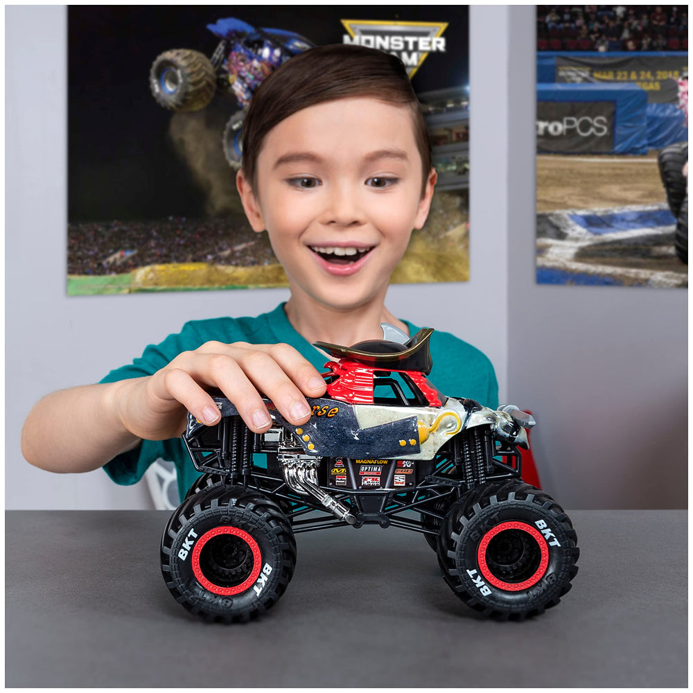 Monster Jam rubber BKT tires provide superior traction for action-packed play.