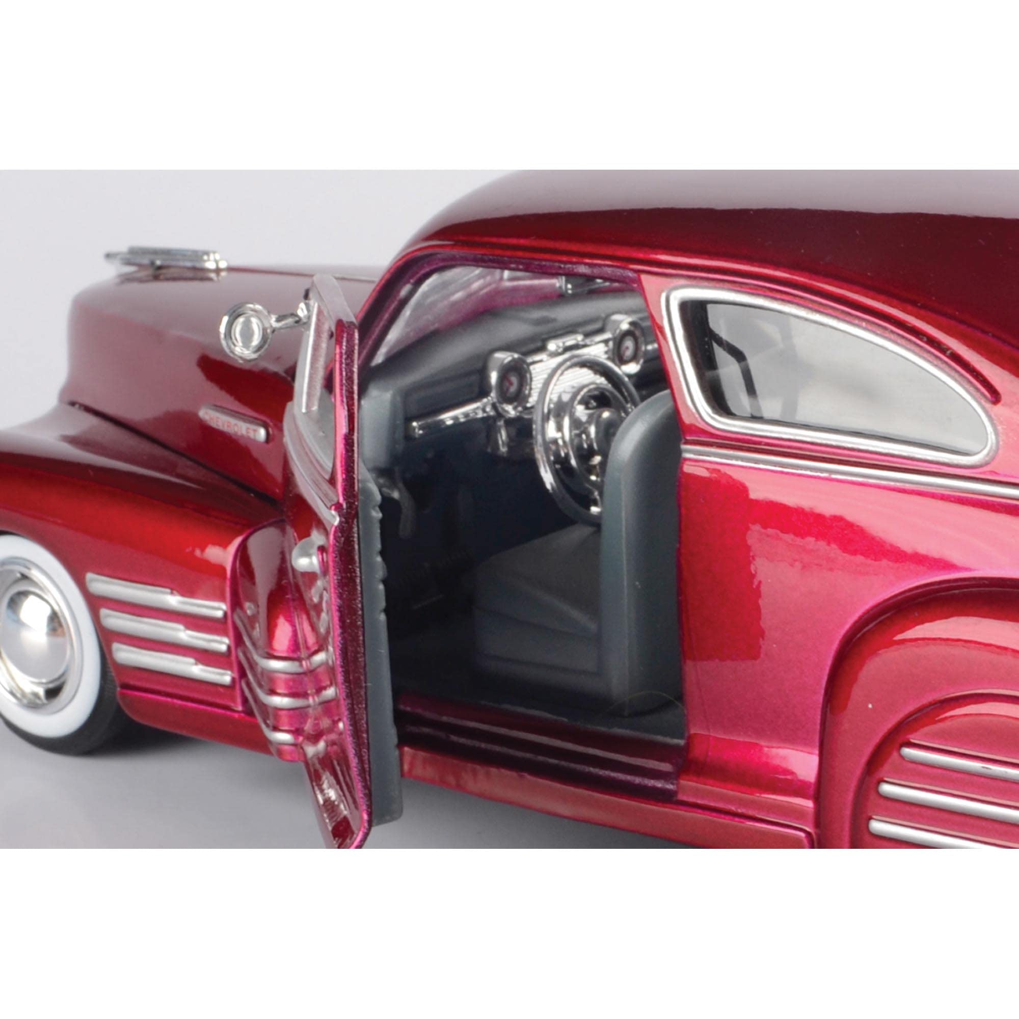 Motormax 1948 Chevy Aerosedan Fleetline side profile highlighting vintage styling