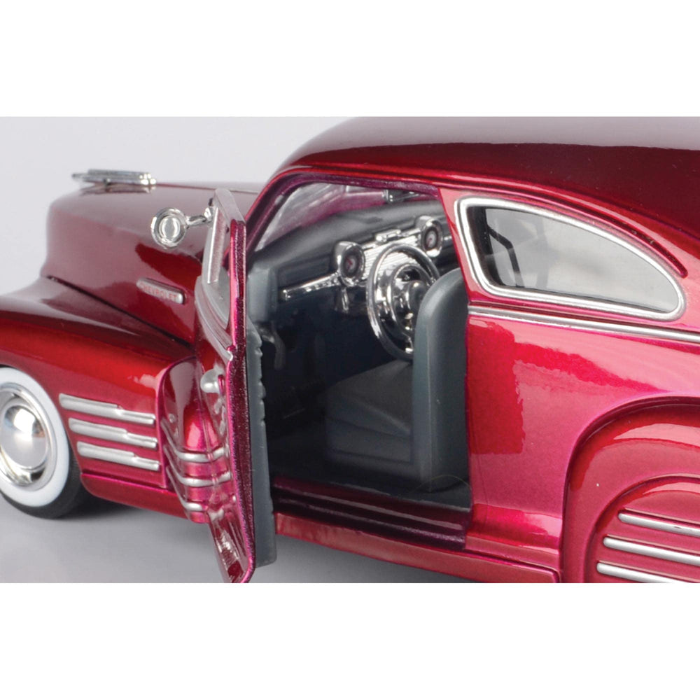 Motormax 1948 Chevy Aerosedan Fleetline side profile highlighting vintage styling