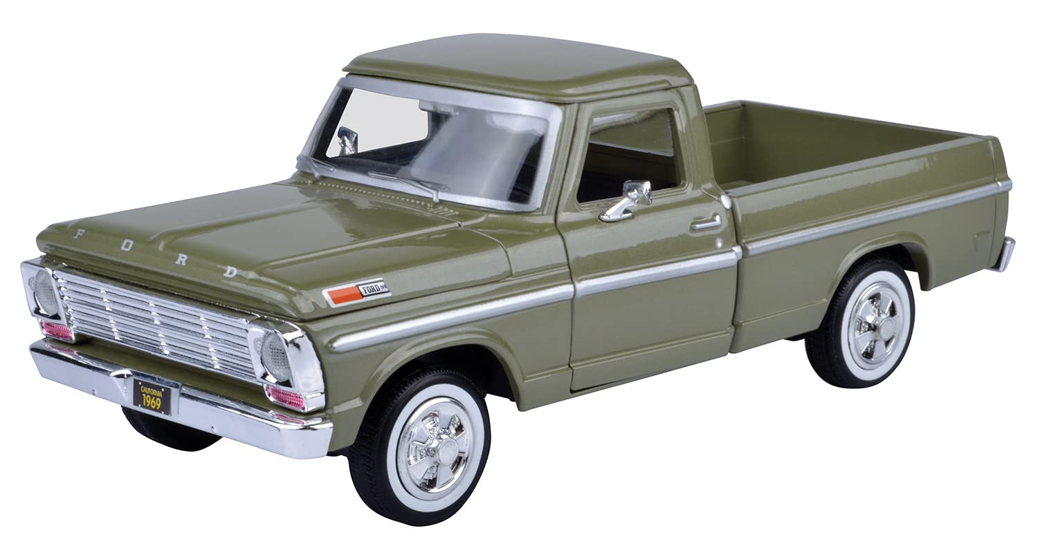 Motormax 1969 Ford F-100 Green diecast front view with chrome grille details