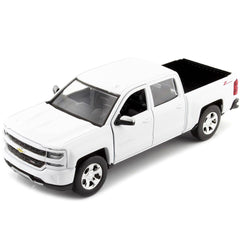 Motormax Silverado 1500 LT Z71 Crew Cab model front view highlights display-ready detailing