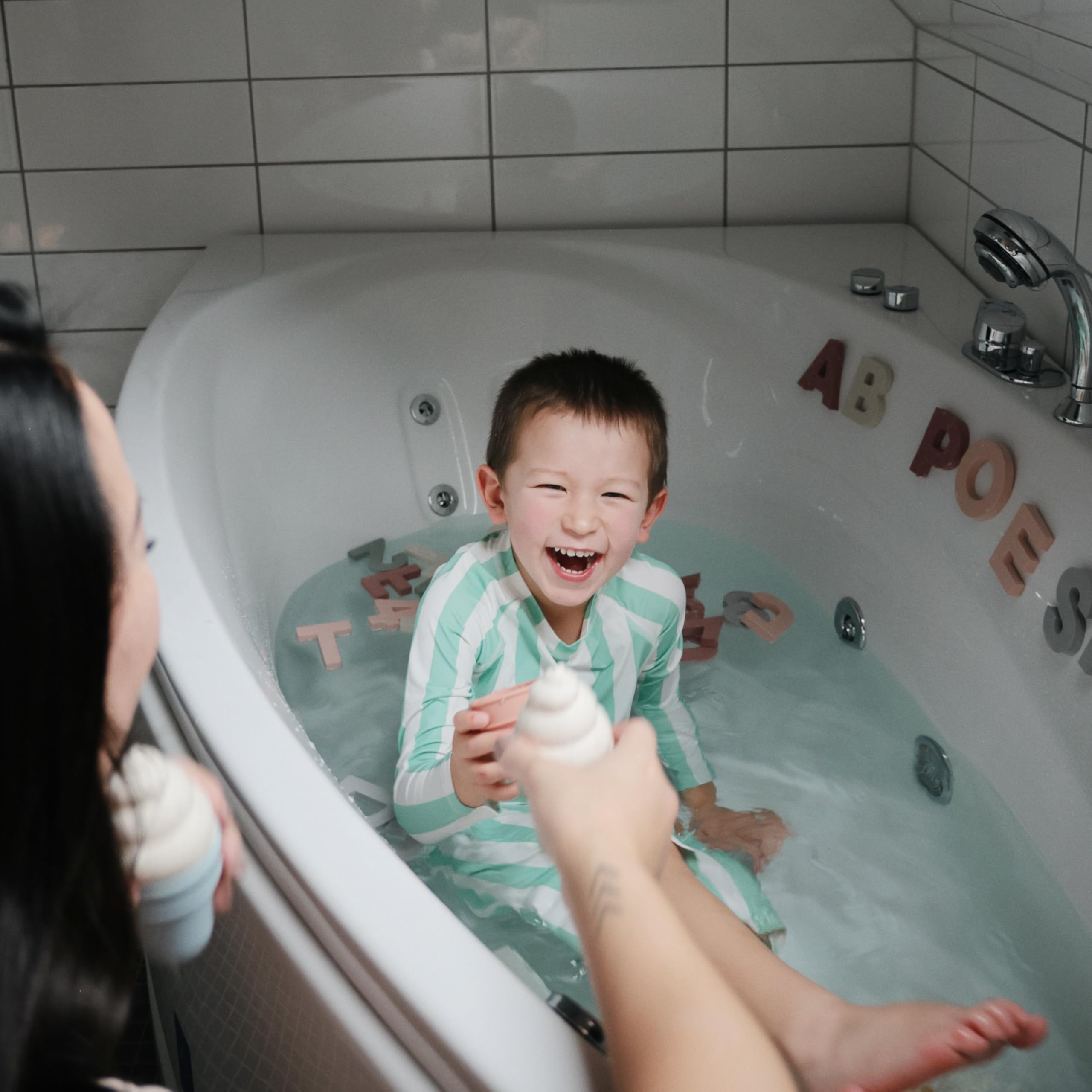 Mushie foam set mesh storage bag: tidy, dry storage after bathtime.