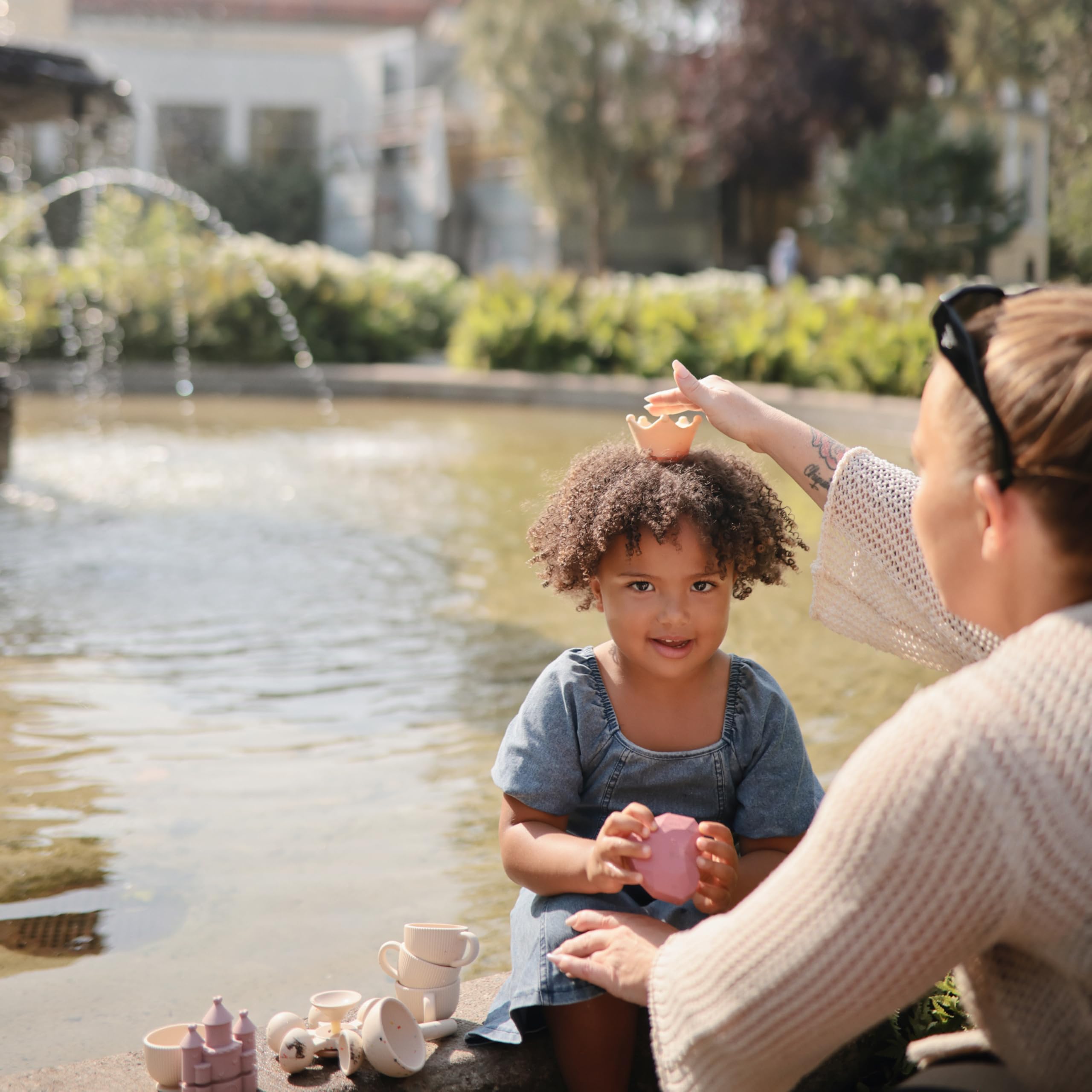 Mushie mold-free design helps keep bathtime tidy.