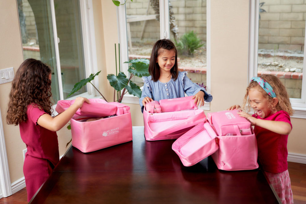 MY BEAUTYSHOP PAL Carry-All Bag keeps accessories organized during play.