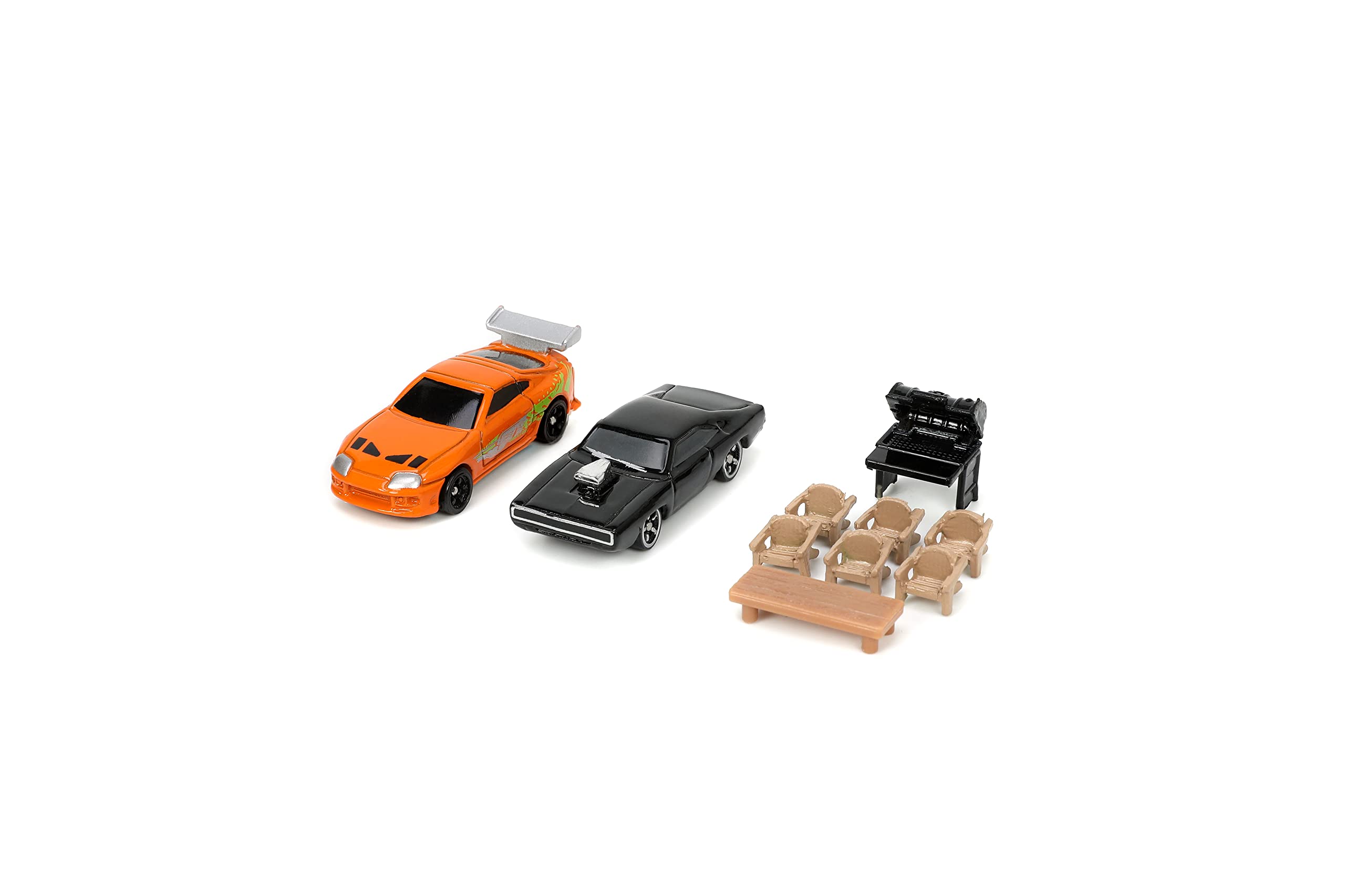 Nano Scene Jada diorama includes barbecue grill for realistic family dining moments.