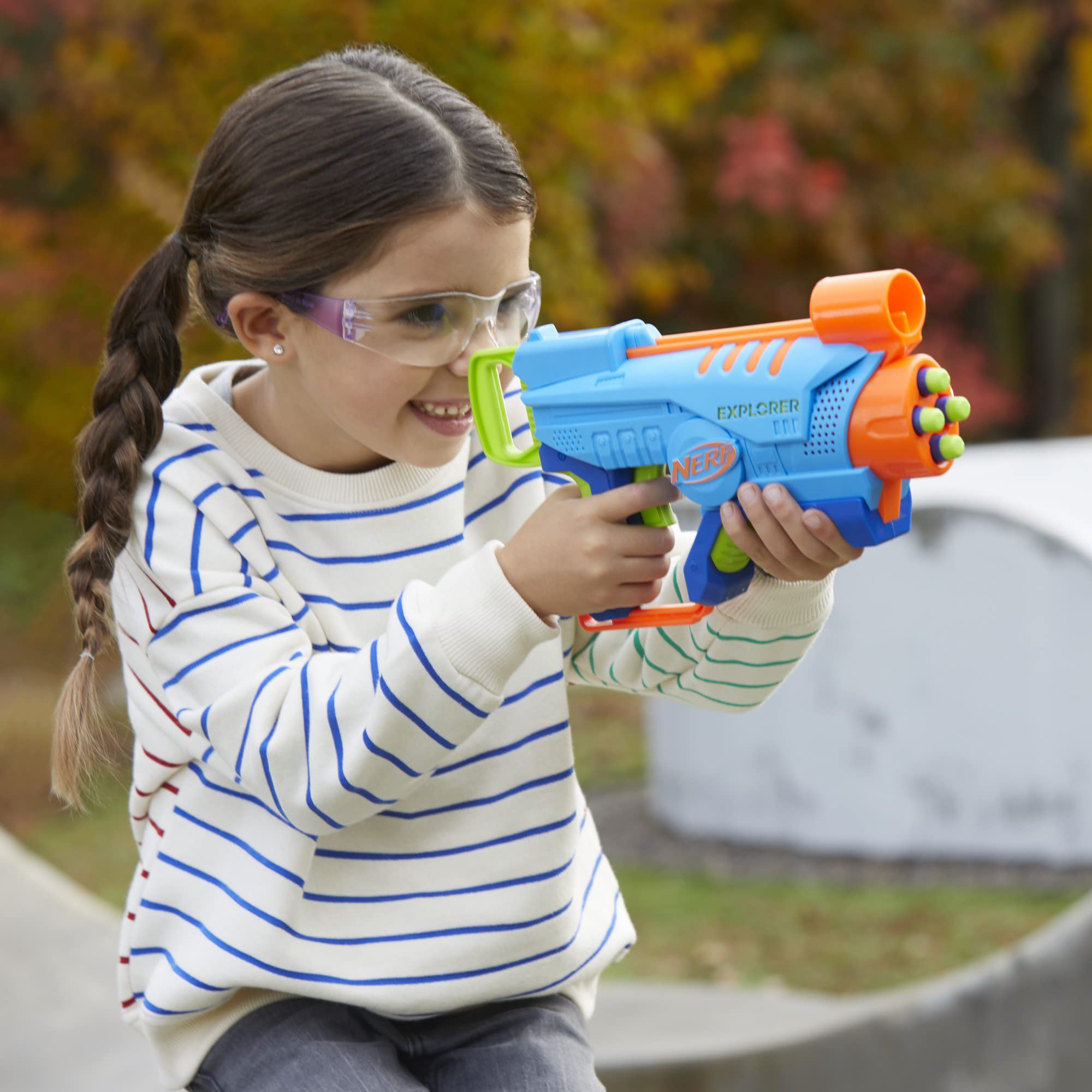 NERF Elite Junior Explorer 8-dart pack included for longer outdoor sessions.