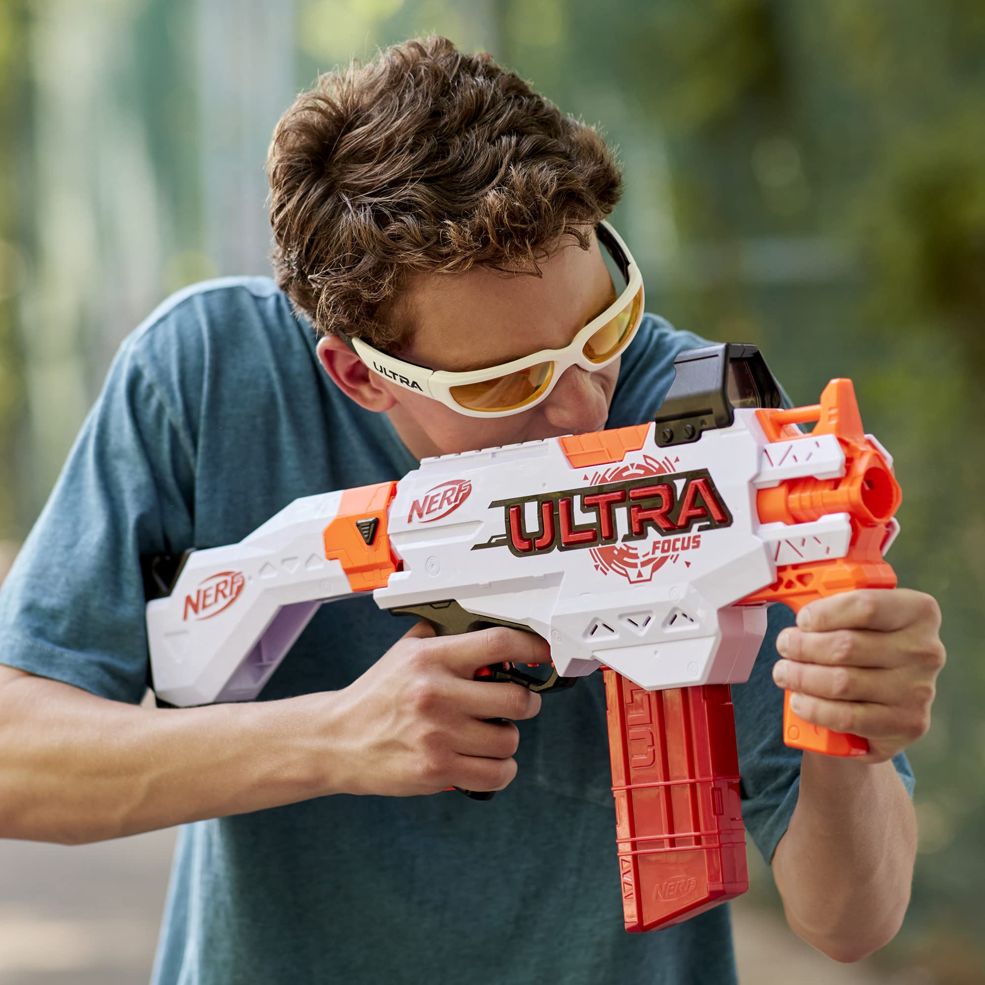 Nerf Ultra Focus integrated sight helps line up targets for precise launches.