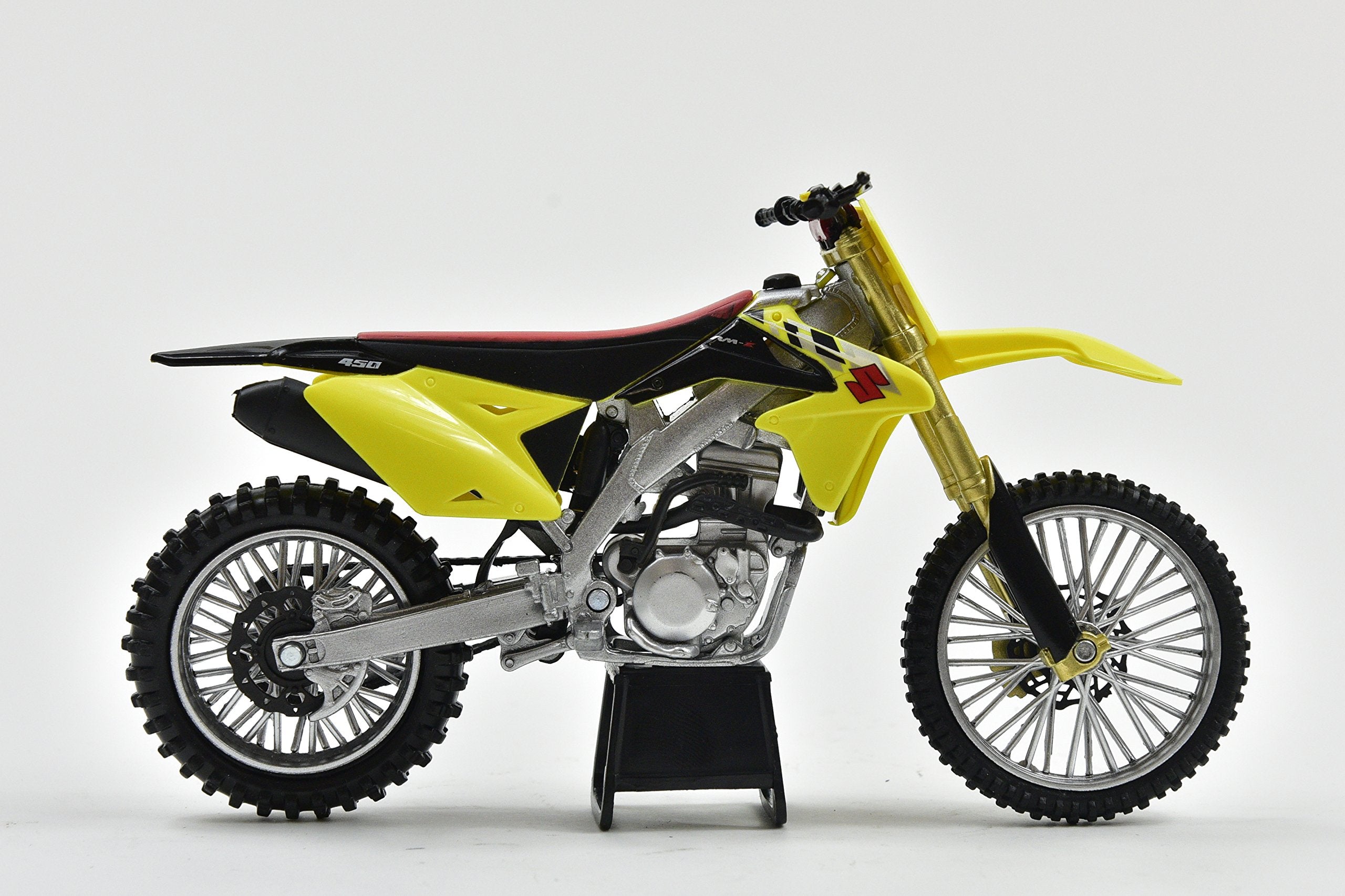 New-Ray Suzuki RM-Z450 2014 engine-detail die-cast captures intricate parts for inspection