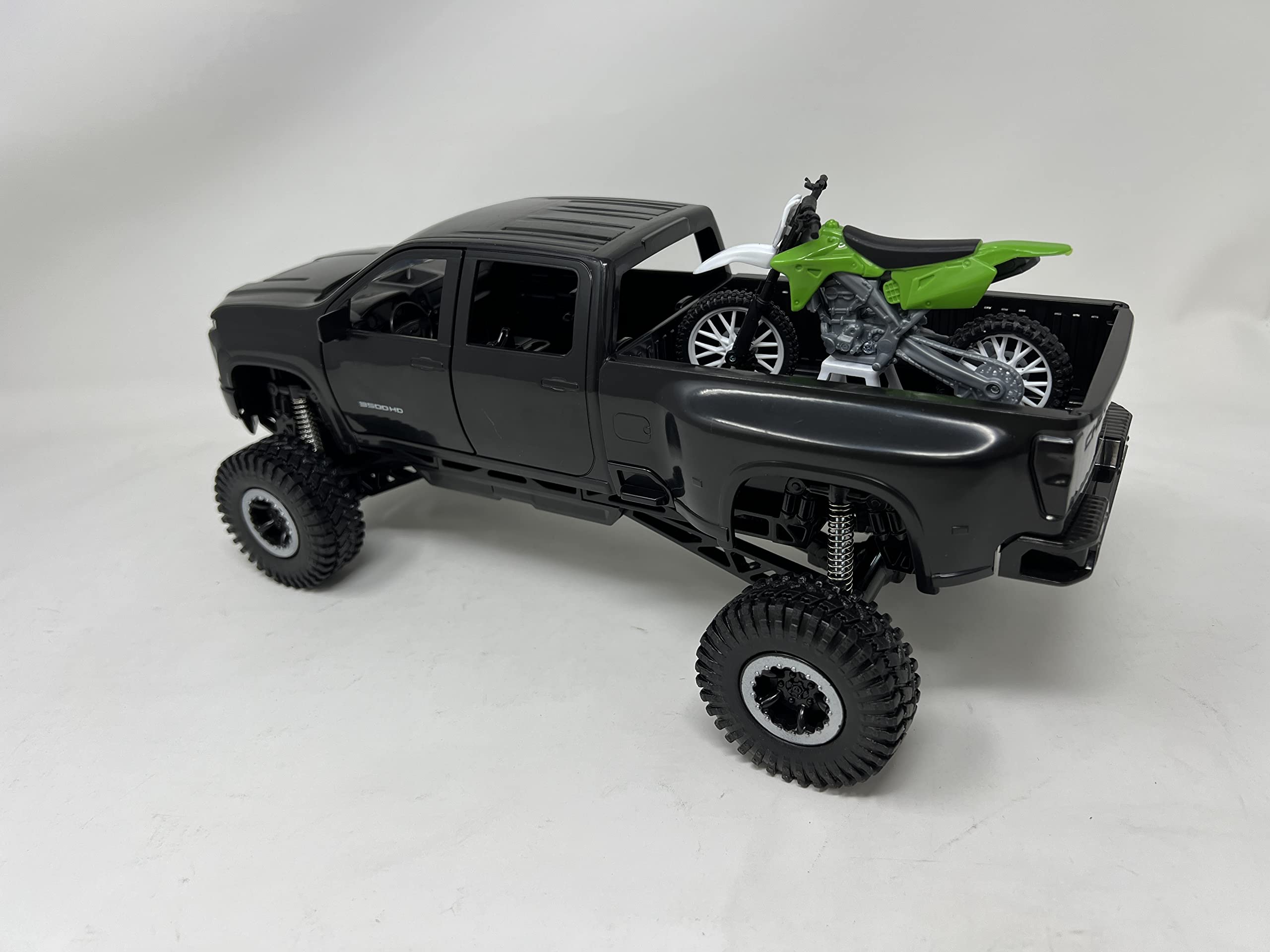 NewRay X-Treme Adventure truck suspension for realistic off-road action.
