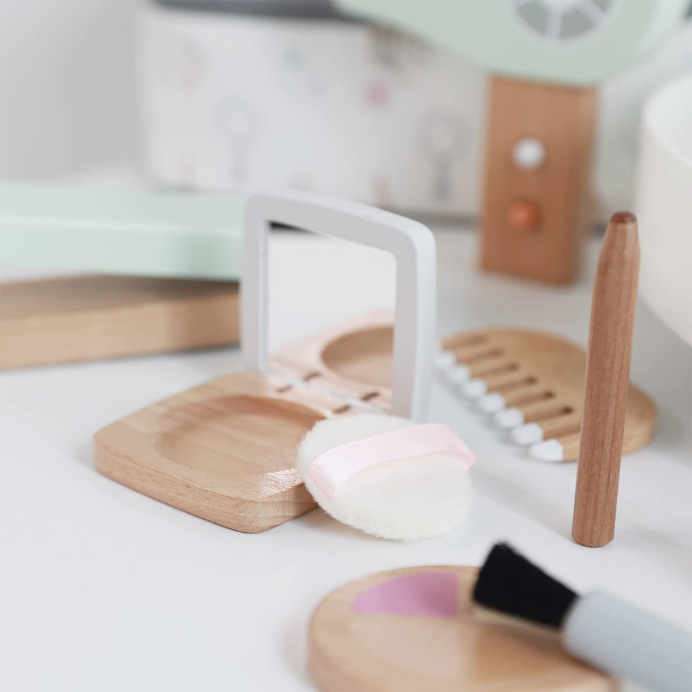 Nunukids travel-friendly cosmetic bag keeps pieces together on the go.