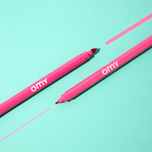 Omy signature double-tipped markers tips close-up with fine and broad tips for detailed and large-area art.
