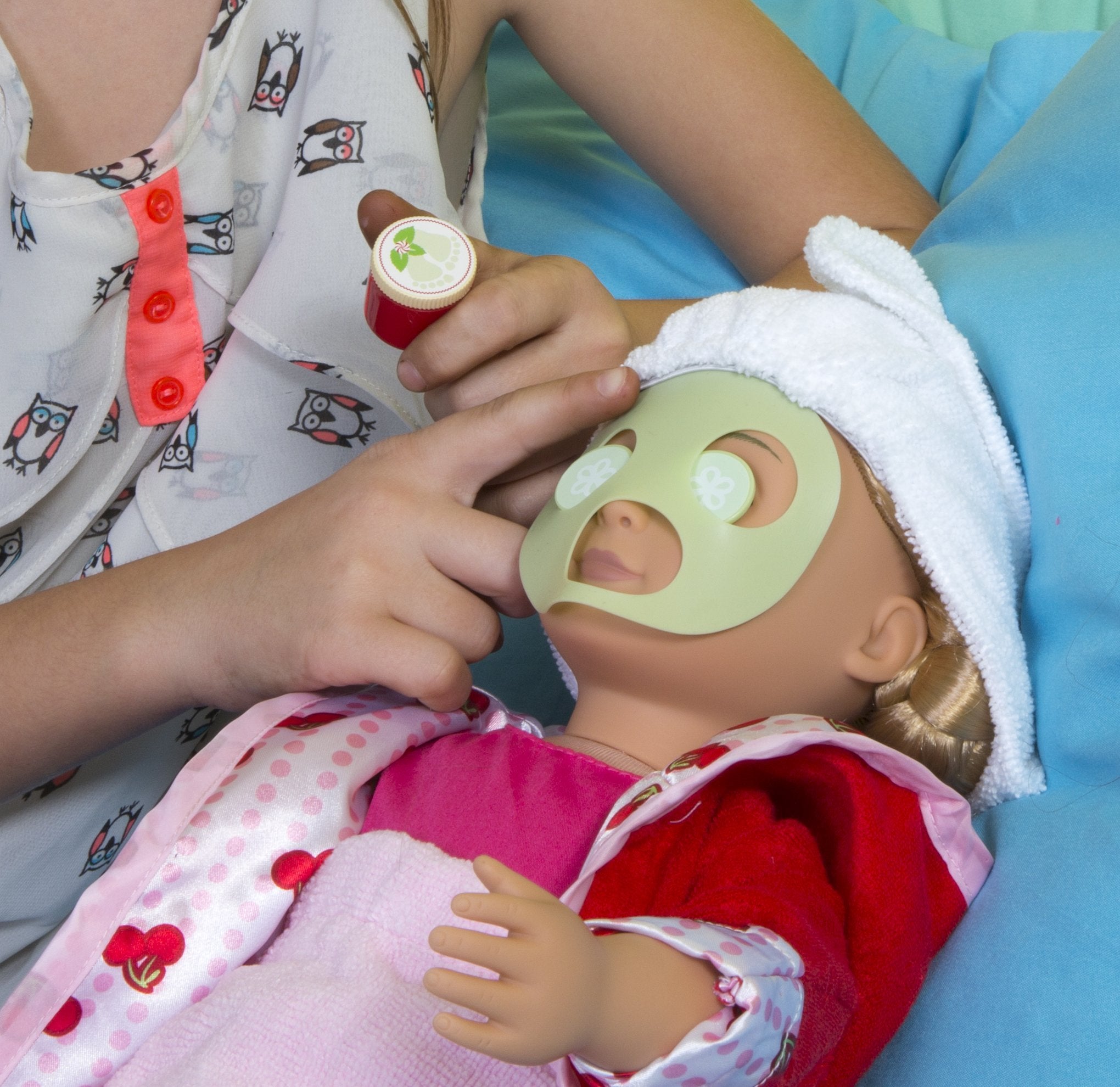 Our Generation Spa Day Set body towel completes spa wear for dolls.