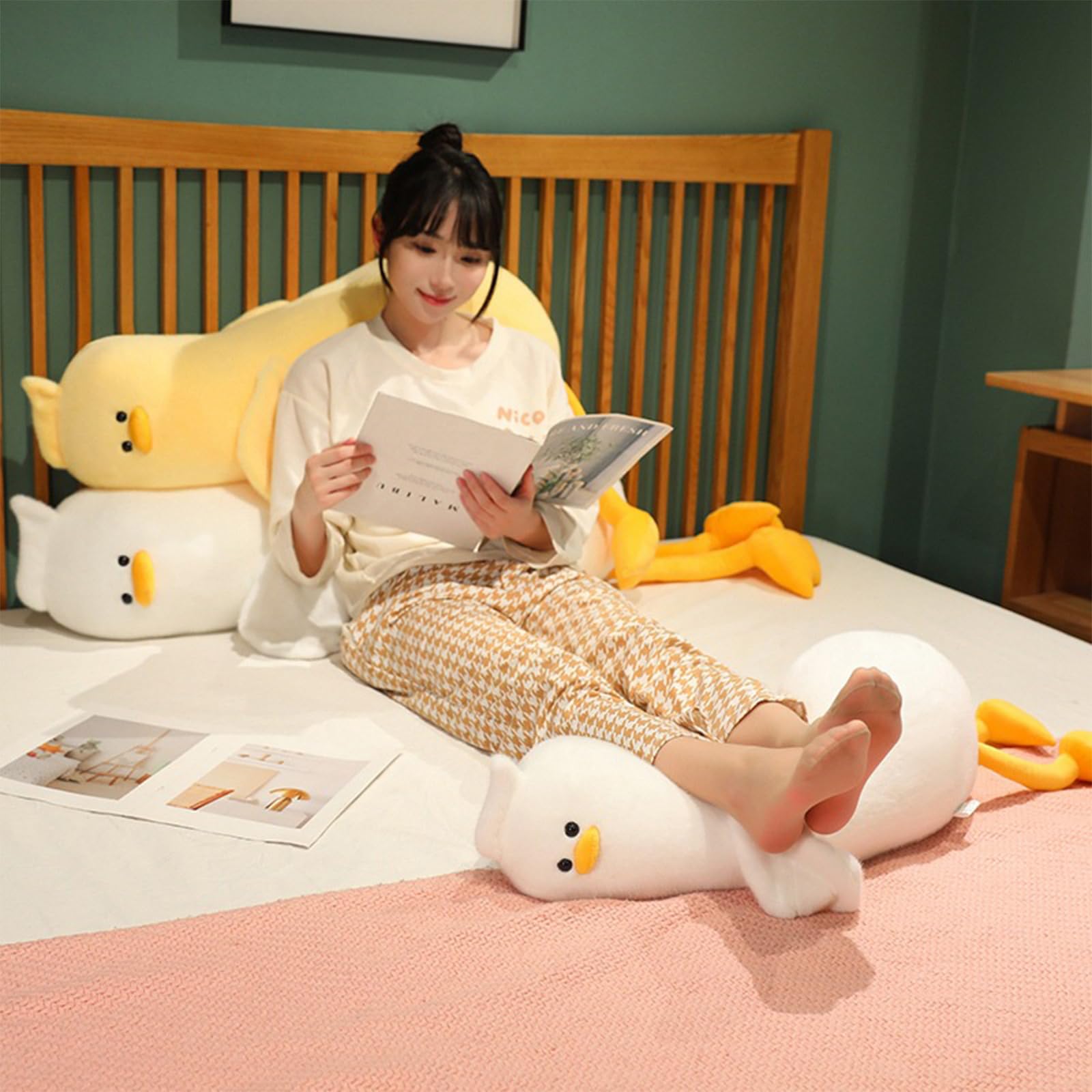 PEACH CAT long duck plush pillow arrives vacuum-packed and recovers after airing.
