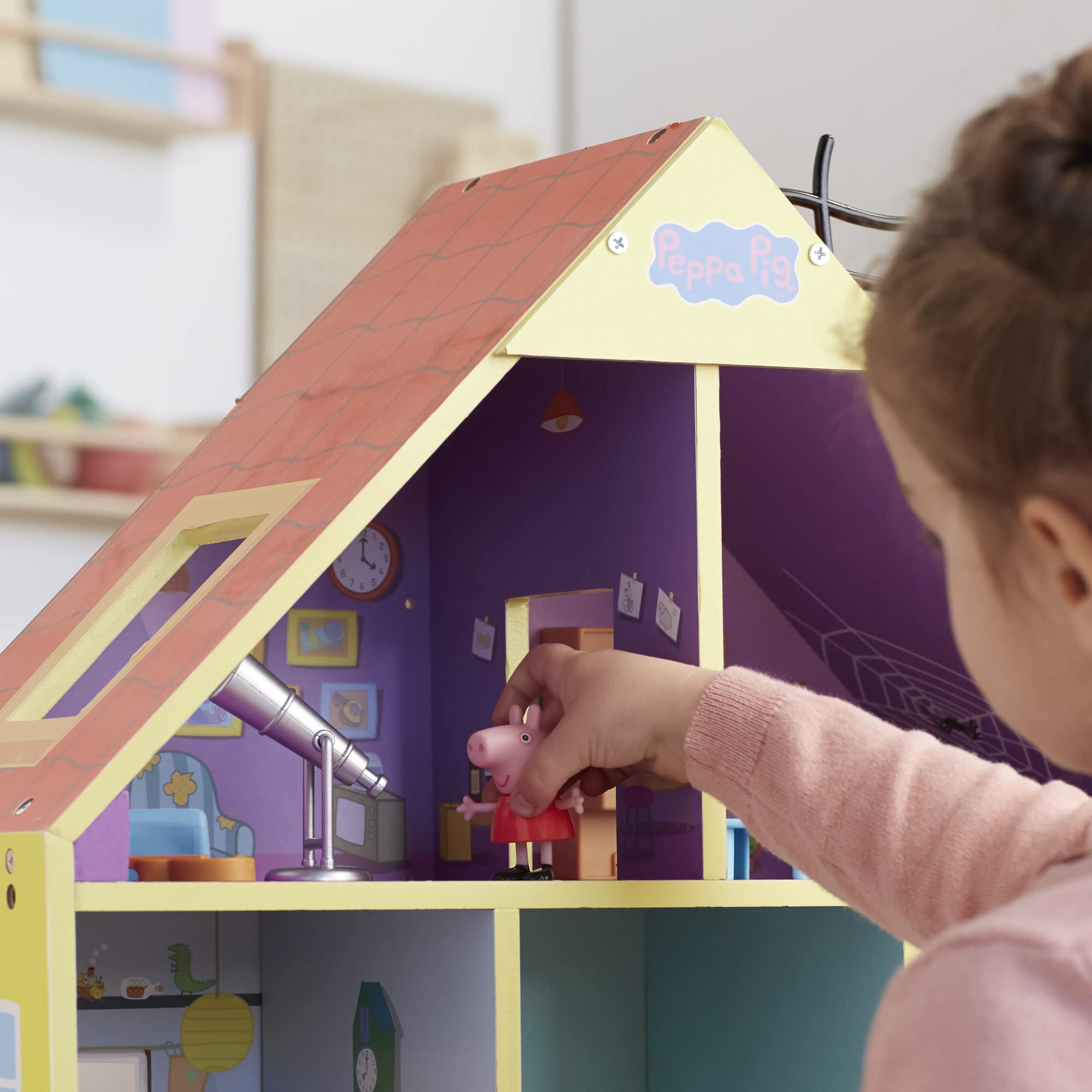 Opening refrigerator feature adds interactive storage to playtime scenarios.