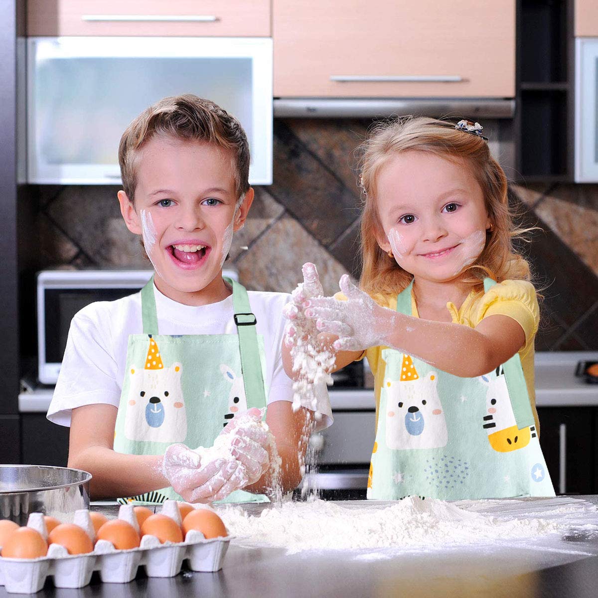 Pipoobear animal-pattern apron makes cooking and crafts more fun.