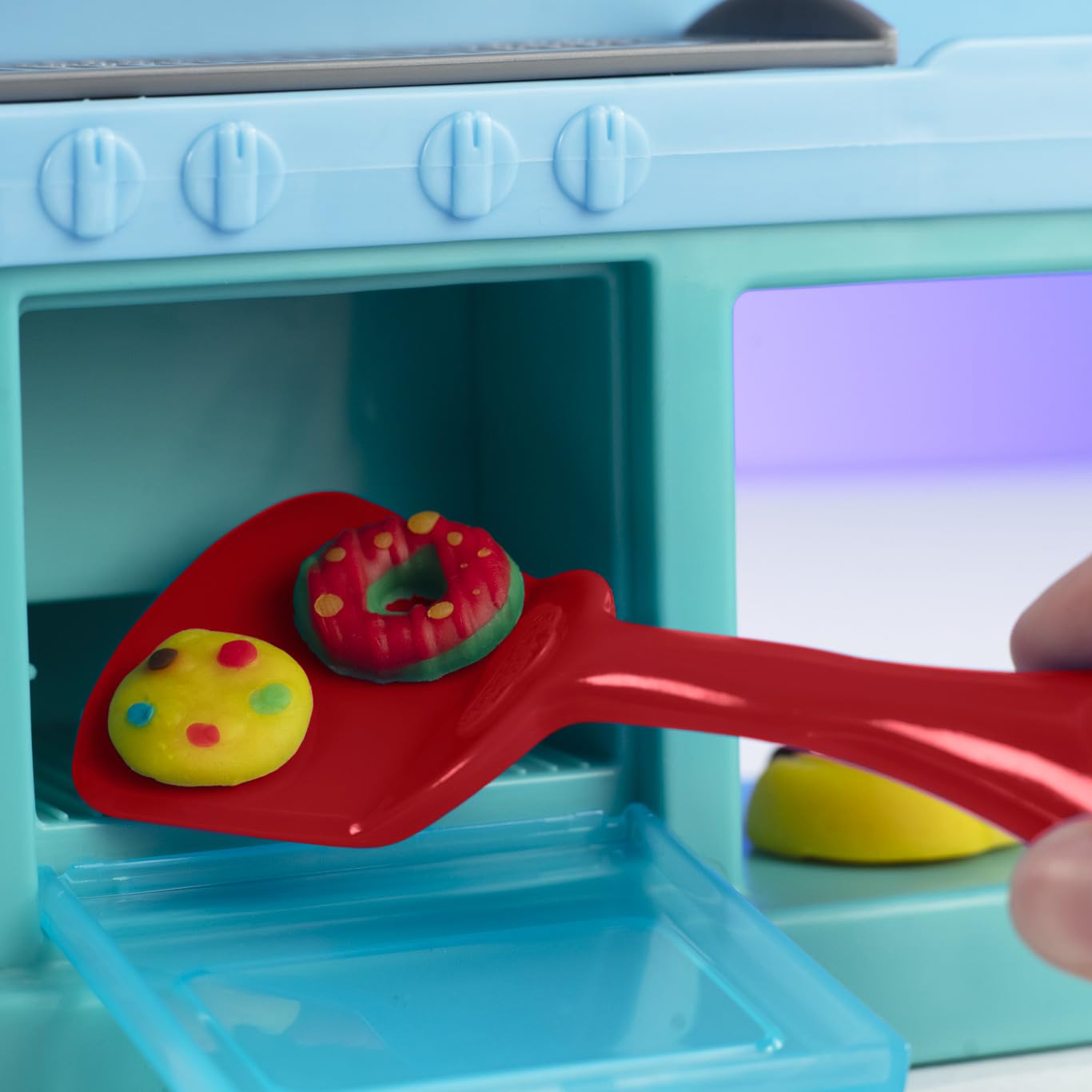 Play-Doh Kitchen Creations Busy Chef's Restaurant Playset plate and window pass-through encourage sharing creations.
