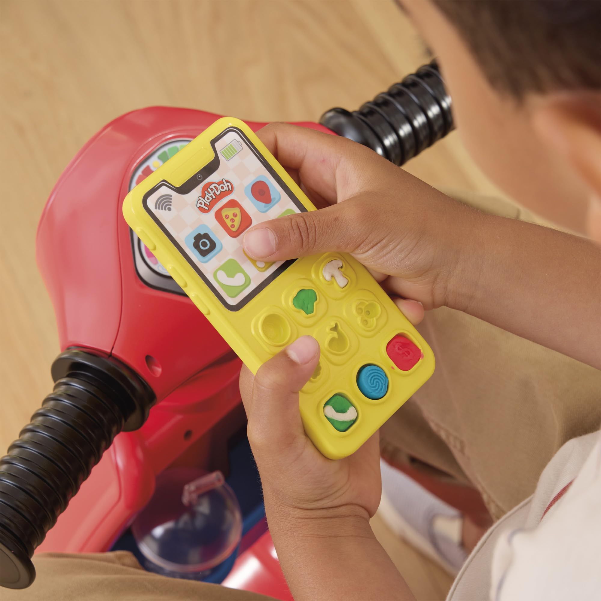 Oven stamp and spin action on Play-Doh Pizza Delivery Scooter