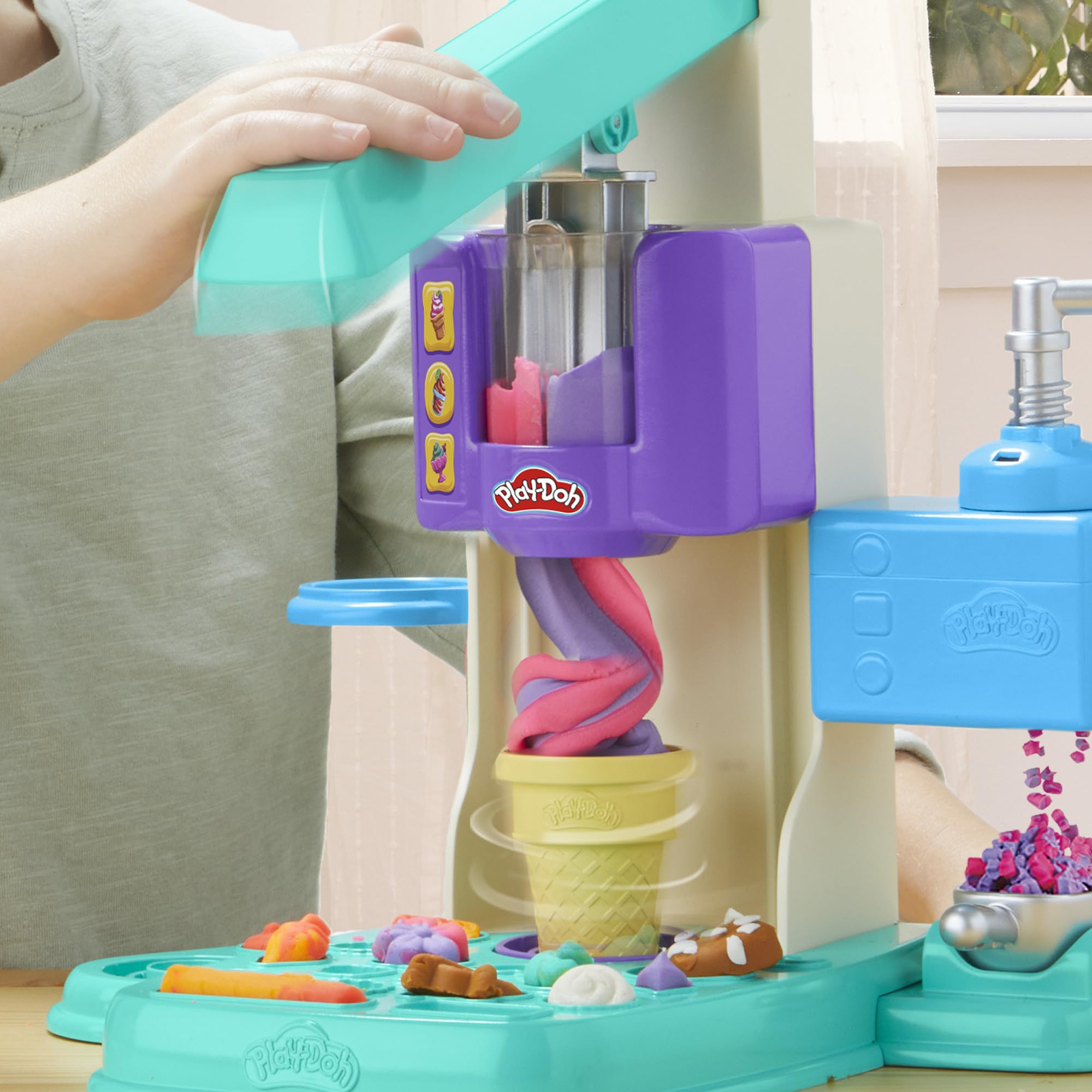 Play-Doh Rainbow Swirl packaging with 10 oz of clay for extended creativity