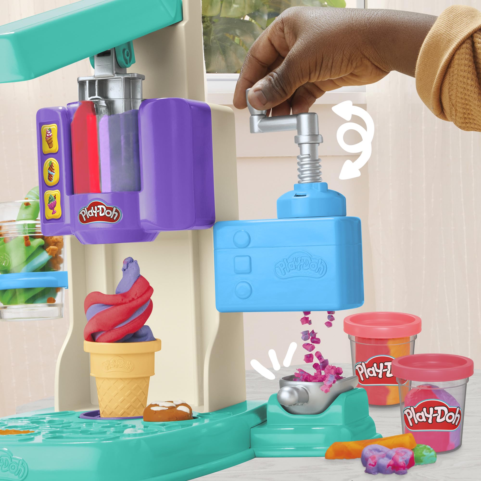 Play-Doh Rainbow Swirl Sprinkles feature for easy pretend toppings
