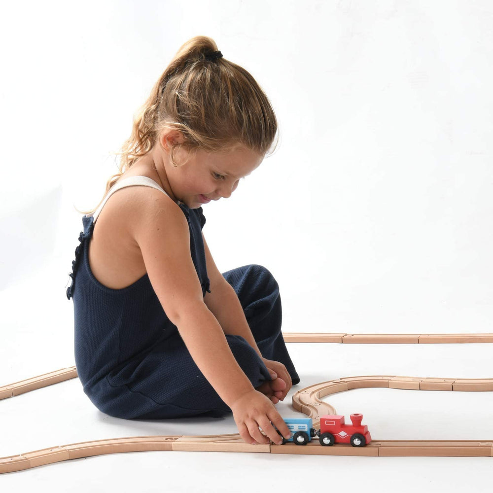 Play22 curved and straight tracks offer varied track geometry.