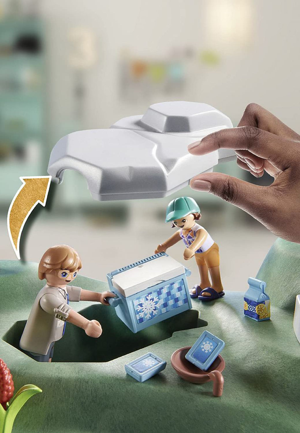 Playmobil Wiltopia hummingbirds on vines enhance rainforest ambiance for playtime.