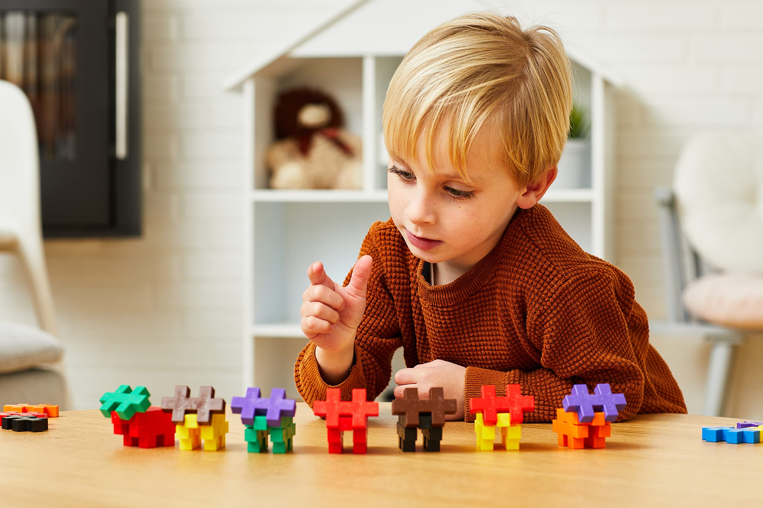 PLUS PLUS BIG interlocking pieces enable easy 3D and 2D constructions.