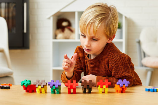 PLUS PLUS BIG interlocking pieces enable easy 3D and 2D constructions.