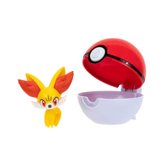 Pokémon PKW3132 open Pokéball reveals 5 cm figure mid-play.