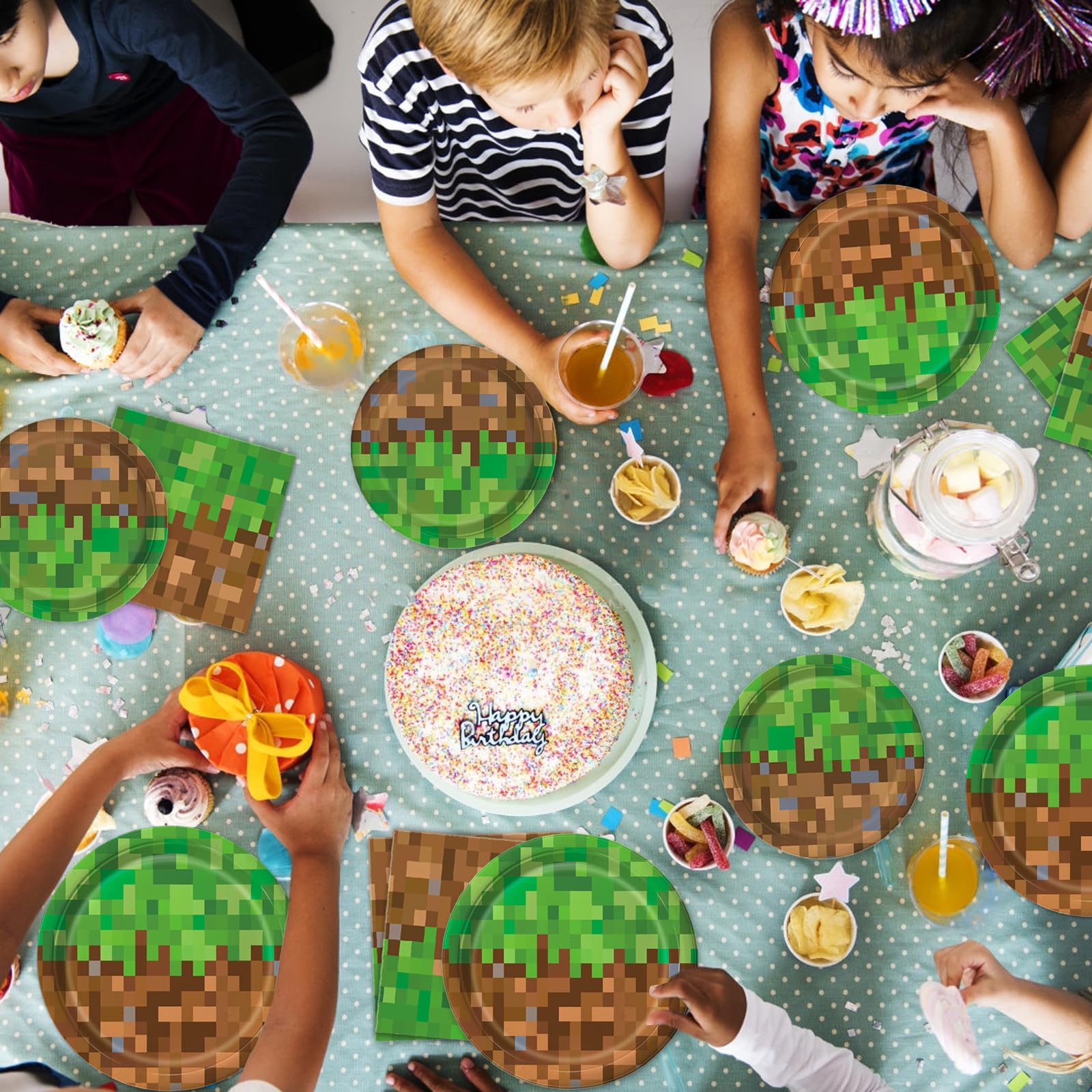 Practice Star pixel party tableware set enhancing game-themed decor