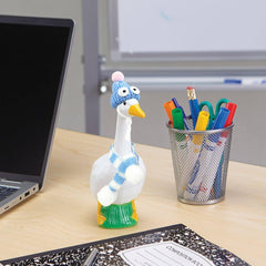 QIONG office desk goose display for parties and gifts.
