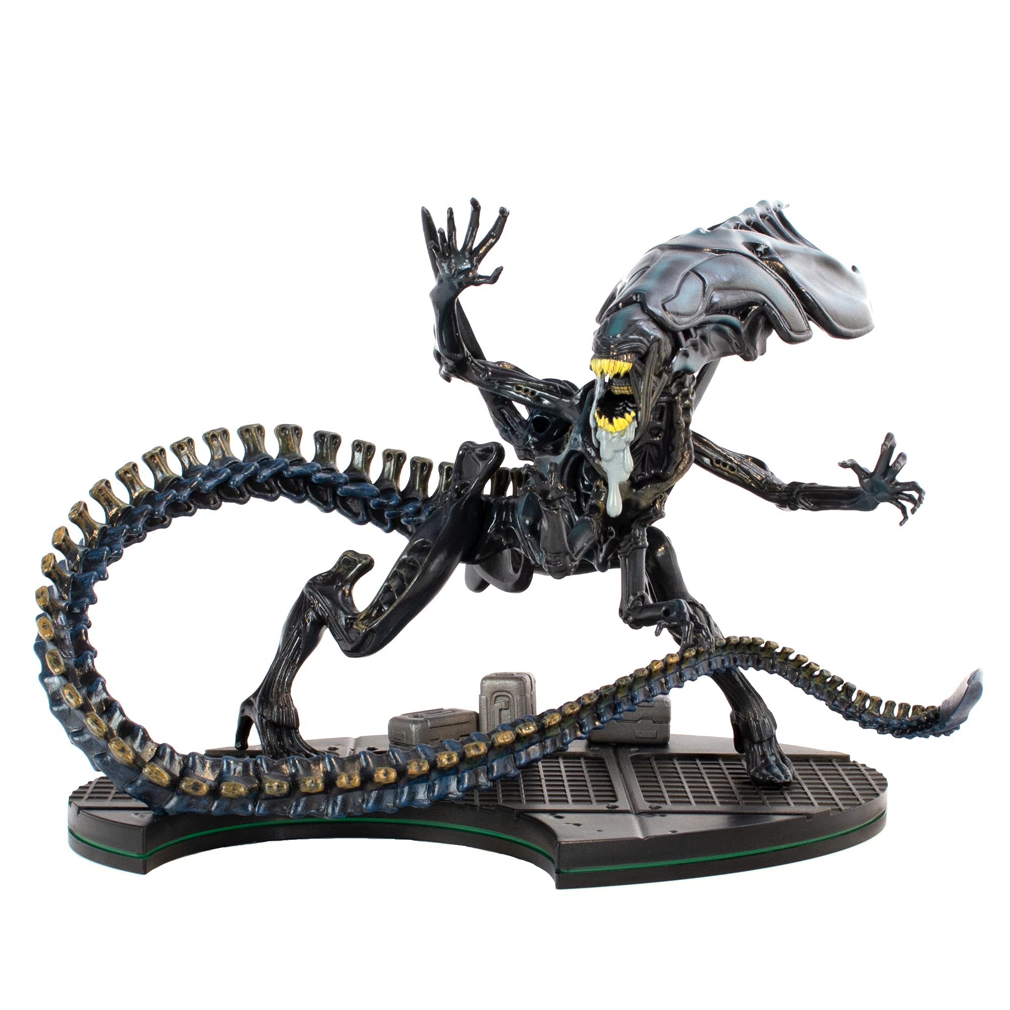 QMx Aliens Queen Q-Fig Max Elite diorama stand highlights towering predator presence for shelves.