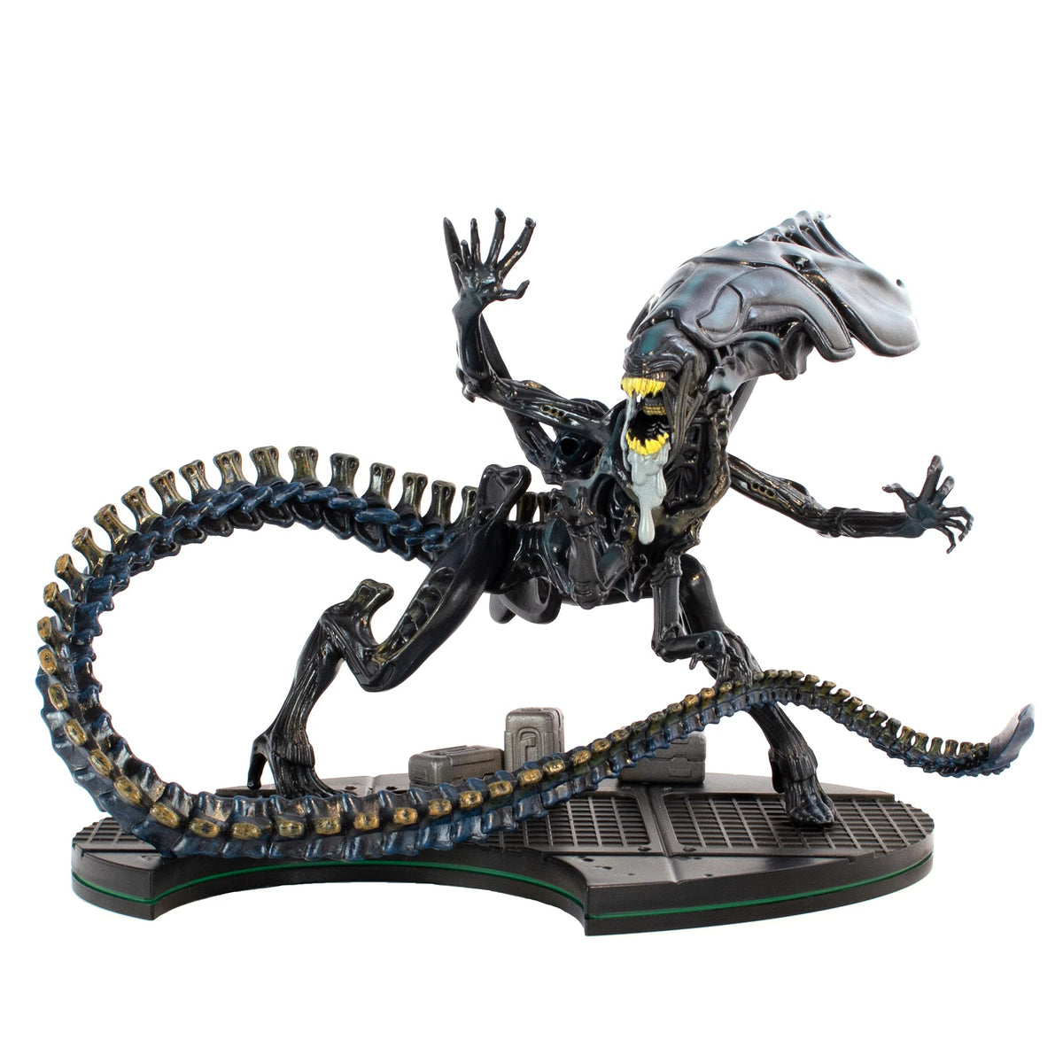 QMx Aliens Queen Q-Fig Max Elite diorama stand highlights towering predator presence for shelves.