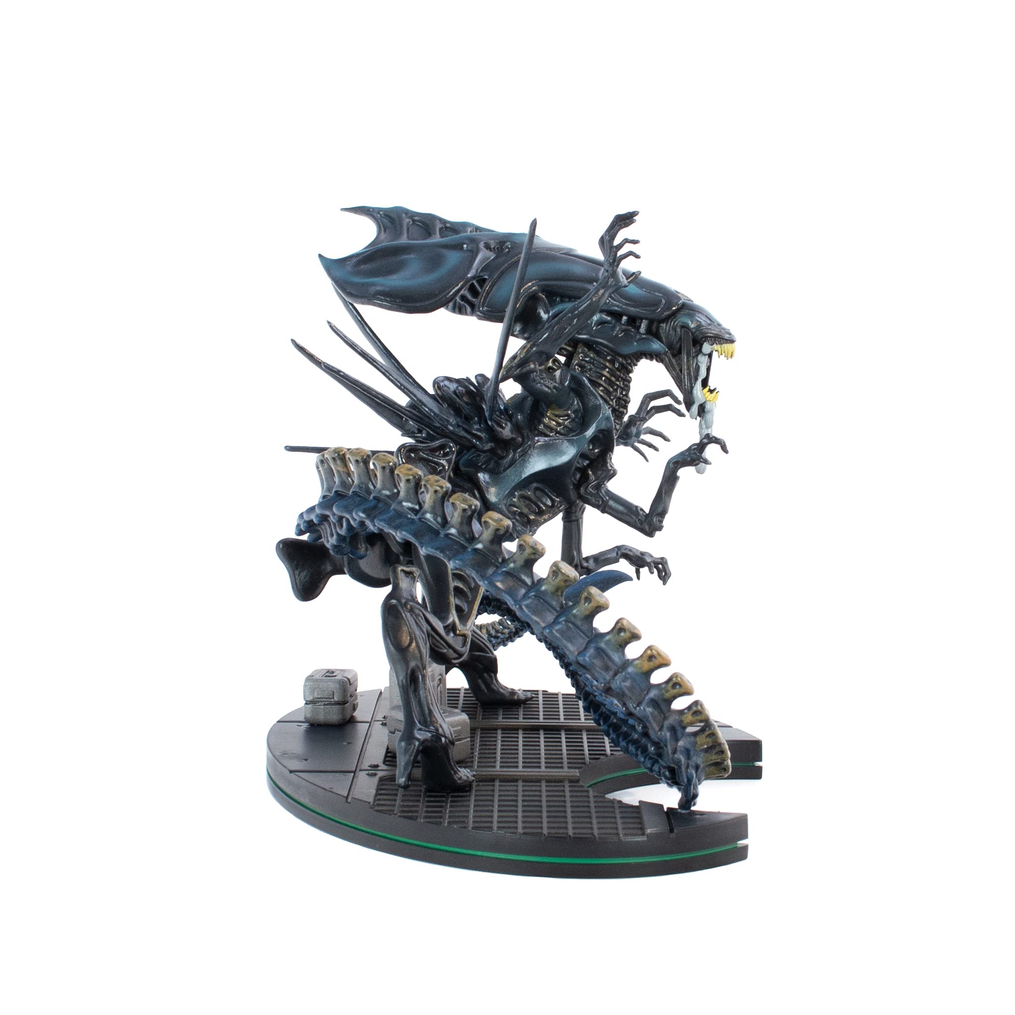 QMx Aliens Queen Q-Fig Max Elite connects with Ripley Q-Fig for paired battle display.