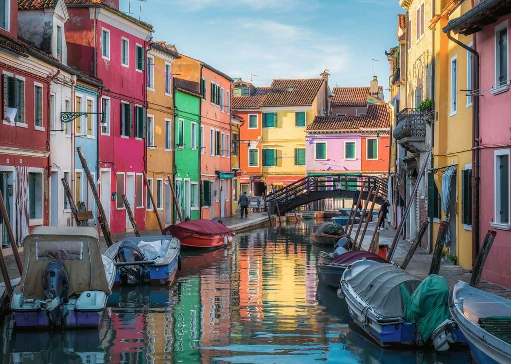 Ravensburger Burano canal scene: rainbow houses and sunlit reflections for immersive puzzling.