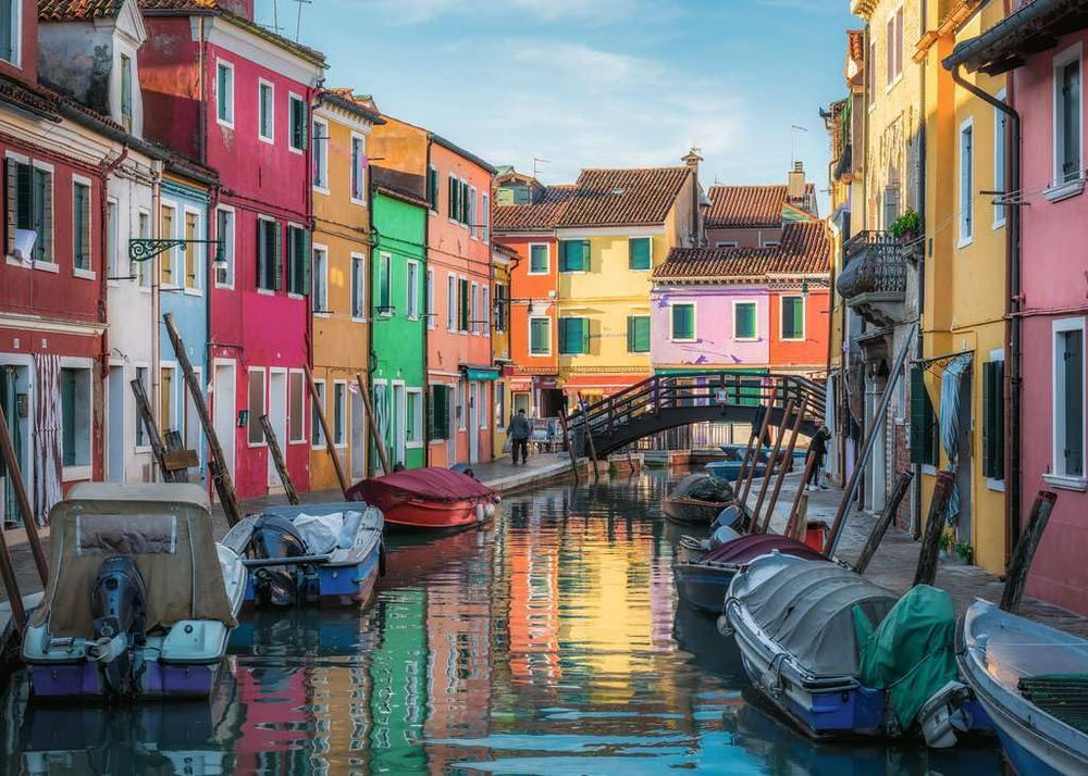 Ravensburger Burano canal scene: rainbow houses and sunlit reflections for immersive puzzling.