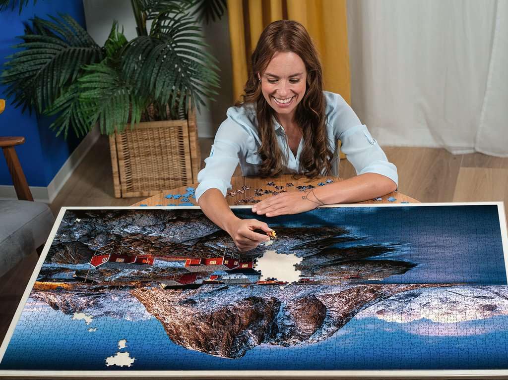 Ravensburger Hamnoy glare-free finish preserves color clarity under light
