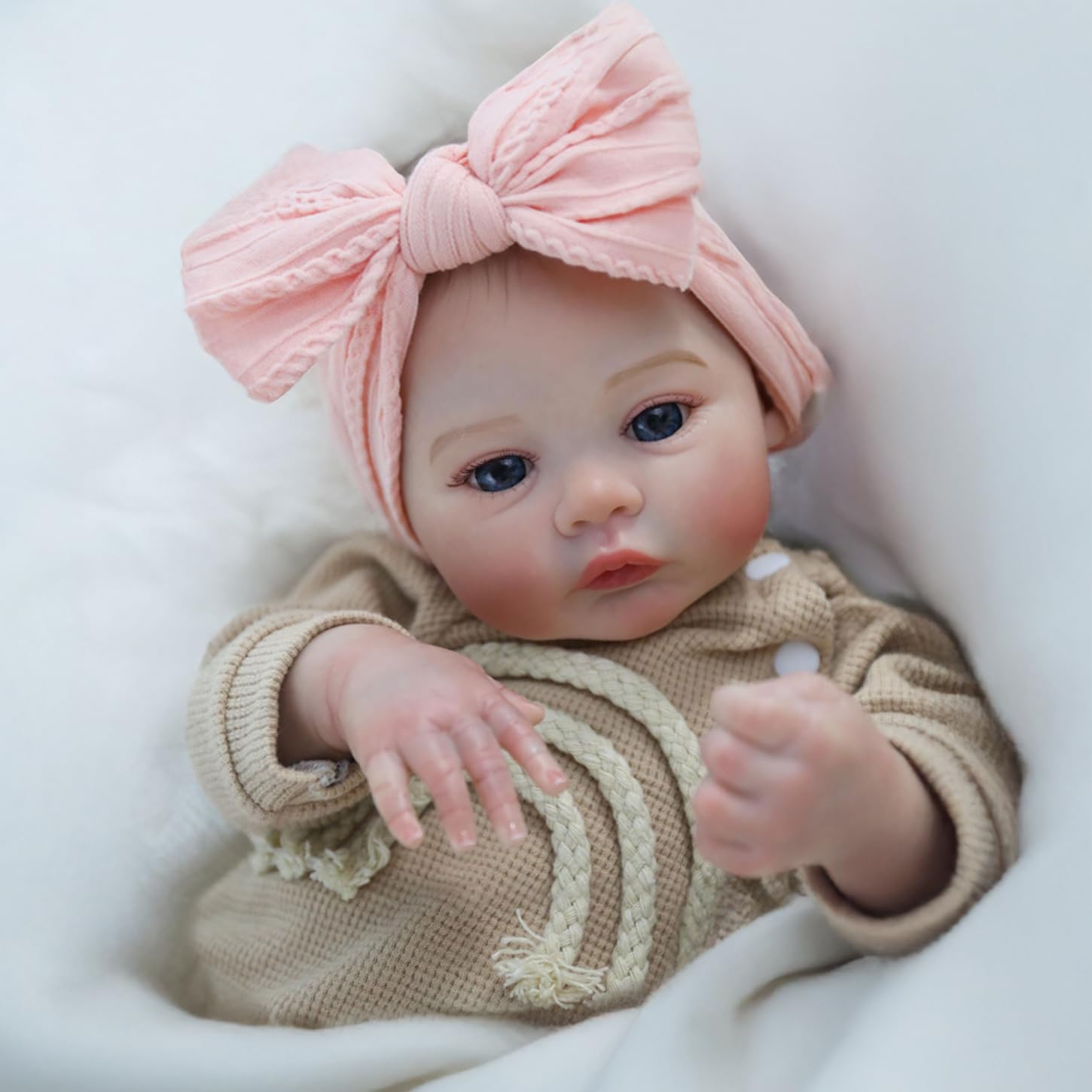Reborn Baby Dolls Girl features a weighted cloth body for a real-feel heft.