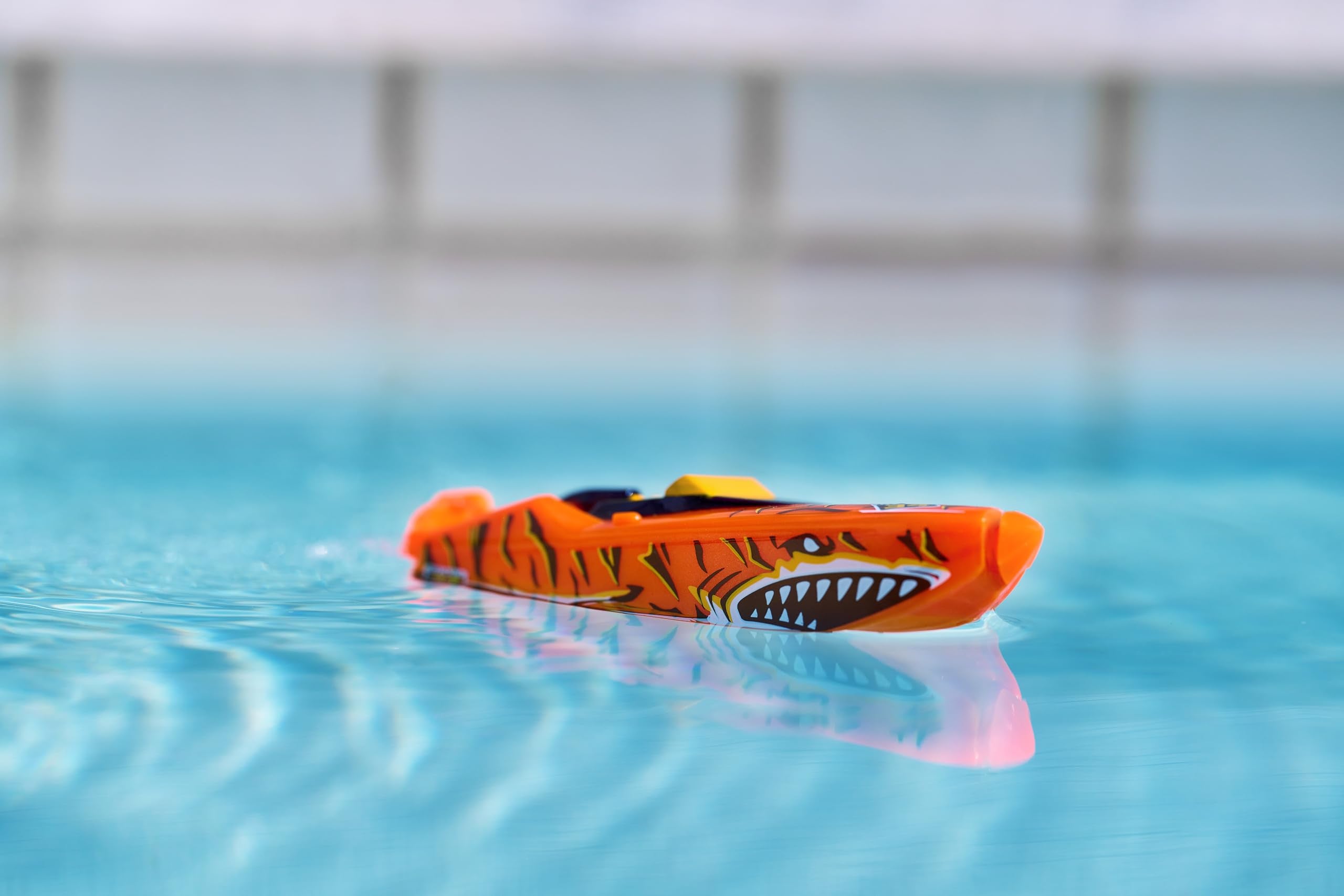 Robo Alive Robo Boats race across the pool with splashy action.